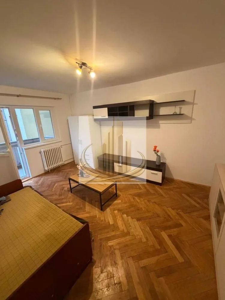 🏡Grand Mobilis va propune spre închiriere un ap 37mp -zona Lidia - 🏡 Grand Mobilis Imobiliare vă propune spre închiriere un apartament decomandat, 37 mp – zona Girocului / Lidia Grand Mobilis Imobiliare vă oferă spre închiriere un apartament cochet, decomandat, cu o suprafață utilă de 37 mp, situat la etajul 1 din 4, într-un imobil bine întreținut, amplasat în zona Girocului – Lidia, o locație foarte bine poziționată și accesibilă. Locuința este ideală atât pentru un cuplu, cât și pentru studenți sau medici rezidenți, datorită proximității față de Complexul Studențesc și Spitalul Județean. ✨ Caracteristici: ✔ Suprafață utilă: 37 mp ✔ Compartimentare decomandată ✔ Apartament cochet și eficient organizat ✔ Etaj 1/4 – acces facil ✔ Imobil îngrijit 📍 Avantaje locație: ✔ Aproape de Complexul Studențesc ✔ Acces rapid către Spitalul Județean ✔ Mijloace de transport în comun în apropiere ✔ Magazine și alte facilități la îndemână 💰 Preț: 1400 RON / lună (negociabil) }}