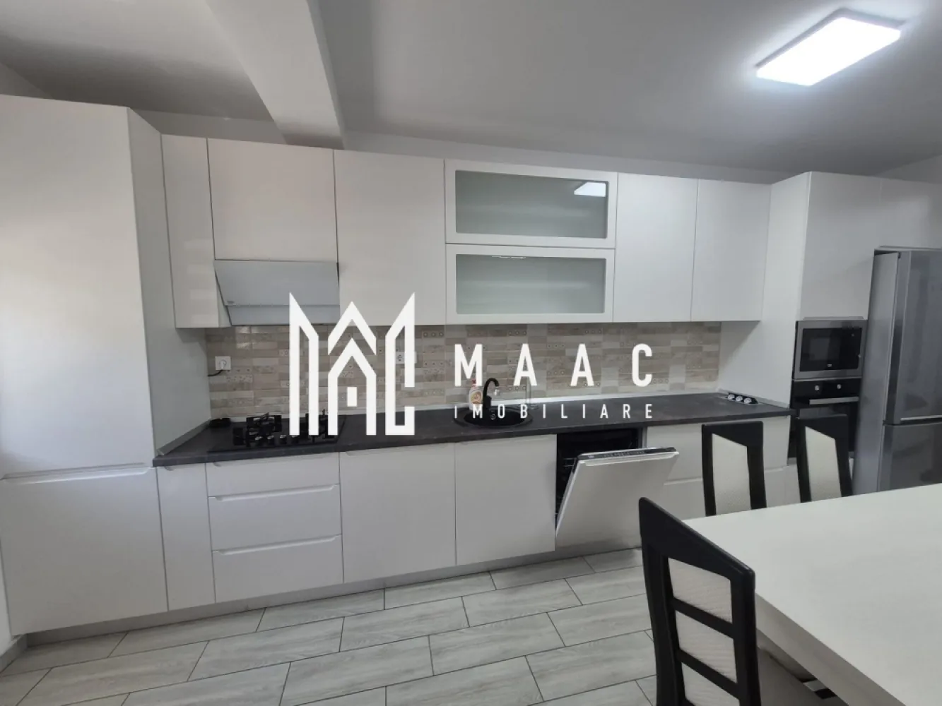 Apartament 3 Camere | Etaj 1 | zona Triajului - MAAC Imobiliare vă prezintă spre închiriere un apartament deosebit, modern și spațios, cu 3 camere, situat într-o construcție nouă din zona Triajului– Șelimbăr. Apartamentul este situat la etajul 1 / 3 si are de 2 balcoane. Living generos cu bucătărie open-space, 2 dormitoare confortabile, baie cu finisaje de calitate si debara. Loc de parcare inclus. Apartamentul se închiriază mobilat și utilat, exact ca în fotografii, fiind disponibil imediat. Este ideal pentru o familie, un cuplu sau persoane care își doresc un stil de viață echilibrat, într-o zonă aerisită, dar aproape de oraș. Se percepe garantie in cuantumul unei chirii lunare. Fiind bine situat, apartamentul oferă acces rapid către principalele puncte de interes: centre comerciale, farmacii și mijloace de transport în comun Pentru mai multe detalii precizati telefonic ca ati vazut anuntul cu ID: CP2802891 }}