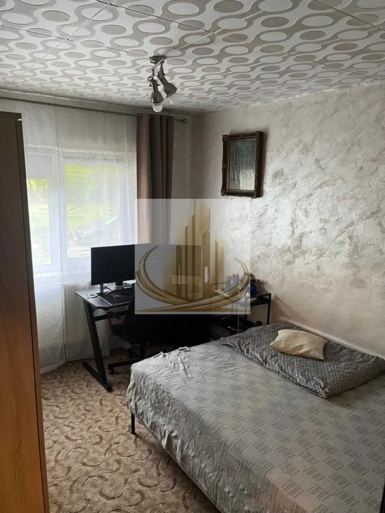 Apartament cu 4 camere, parter în zona Lipovei - GRAND MOBILIS IMOBILIARE vă oferă o oportunitate rară! Apartament cu 4 camere la parter, ideal pentru familie sau investiție sigură. Suprafață generoasă: 64 mp utili + balcon închis de 6 mp + boxă proprie de 6 mp Compartimentare excelentă: living luminos cu bucătărie open-space 3 dormitoare separate – perfect pentru familie sau închiriere Bonus major: boxă de 6 mp poziționată exact sub balcon – spațiu de depozitare extrem de practic Apartament locuibil, parțial renovat – necesita investitii in bai. De asemenea ar trebui schimbate usile, atat cea de la intrare cat si cele interioare Dotări: geamuri termopan balcon închis și integrat aer condiționat centrală proprie pe gaz cu control individual al temperaturii Localizare excelentă: La câteva minute de Iulius Town, aproape de transport în comun (liniile 40, E2, 14), școli, grădinițe și Lidl Ideal pentru locuit sau investiție (randament foarte bun la închiriere) Nu rata această ofertă! Programează acum o vizionare! ID Intern: CP3030418