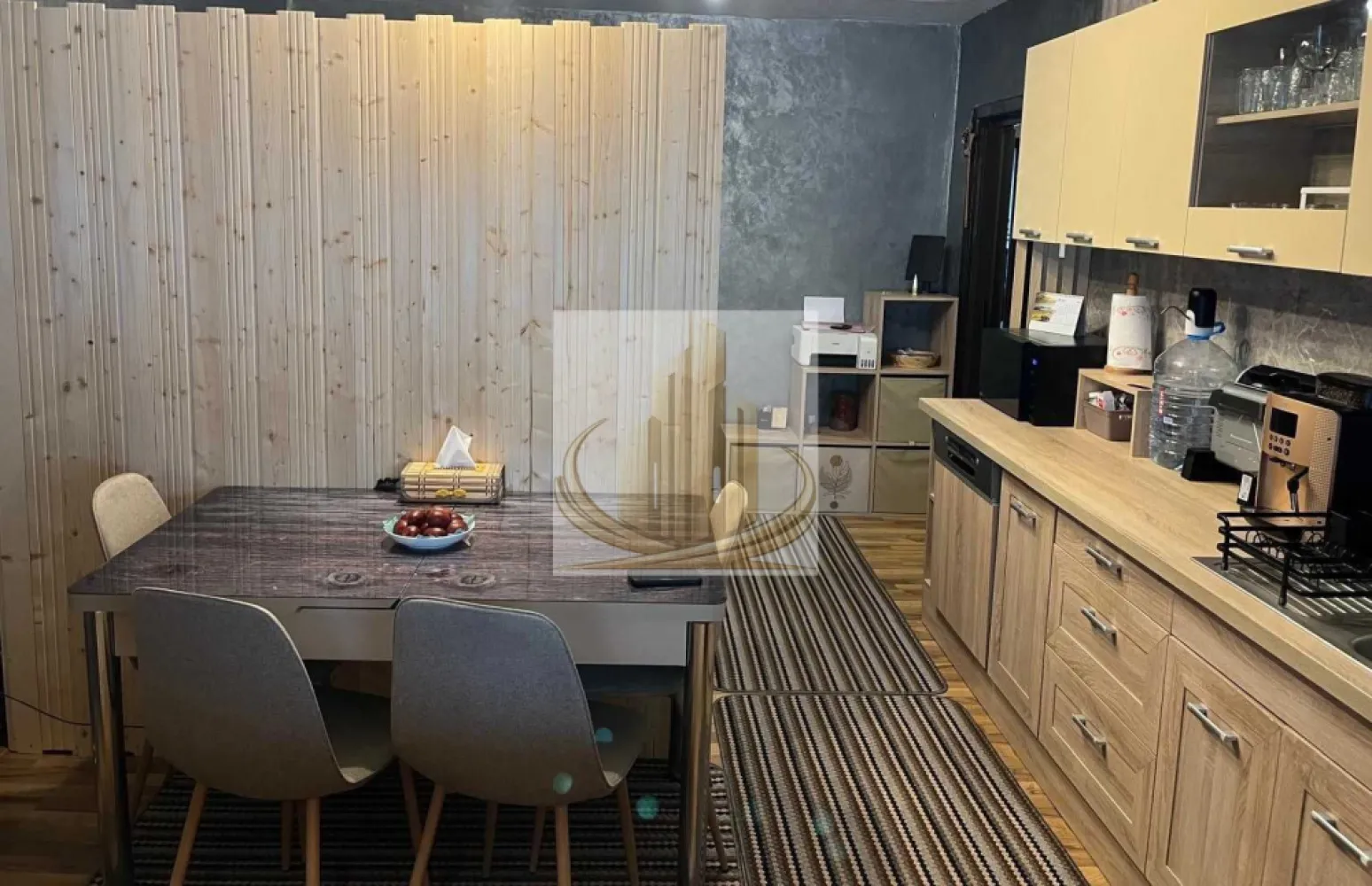 Apartament cu 4 camere, parter în zona Lipovei - GRAND MOBILIS IMOBILIARE vă oferă o oportunitate rară! Apartament cu 4 camere la parter, ideal pentru familie sau investiție sigură. Suprafață generoasă: 64 mp utili + balcon închis de 6 mp + boxă proprie de 6 mp Compartimentare excelentă: living luminos cu bucătărie open-space 3 dormitoare separate – perfect pentru familie sau închiriere Bonus major: boxă de 6 mp poziționată exact sub balcon – spațiu de depozitare extrem de practic Apartament locuibil, parțial renovat – necesita investitii in bai. De asemenea ar trebui schimbate usile, atat cea de la intrare cat si cele interioare Dotări: geamuri termopan balcon închis și integrat aer condiționat centrală proprie pe gaz cu control individual al temperaturii Localizare excelentă: La câteva minute de Iulius Town, aproape de transport în comun (liniile 40, E2, 14), școli, grădinițe și Lidl Ideal pentru locuit sau investiție (randament foarte bun la închiriere) Nu rata această ofertă! Programează acum o vizionare! ID Intern: CP3030418 }}