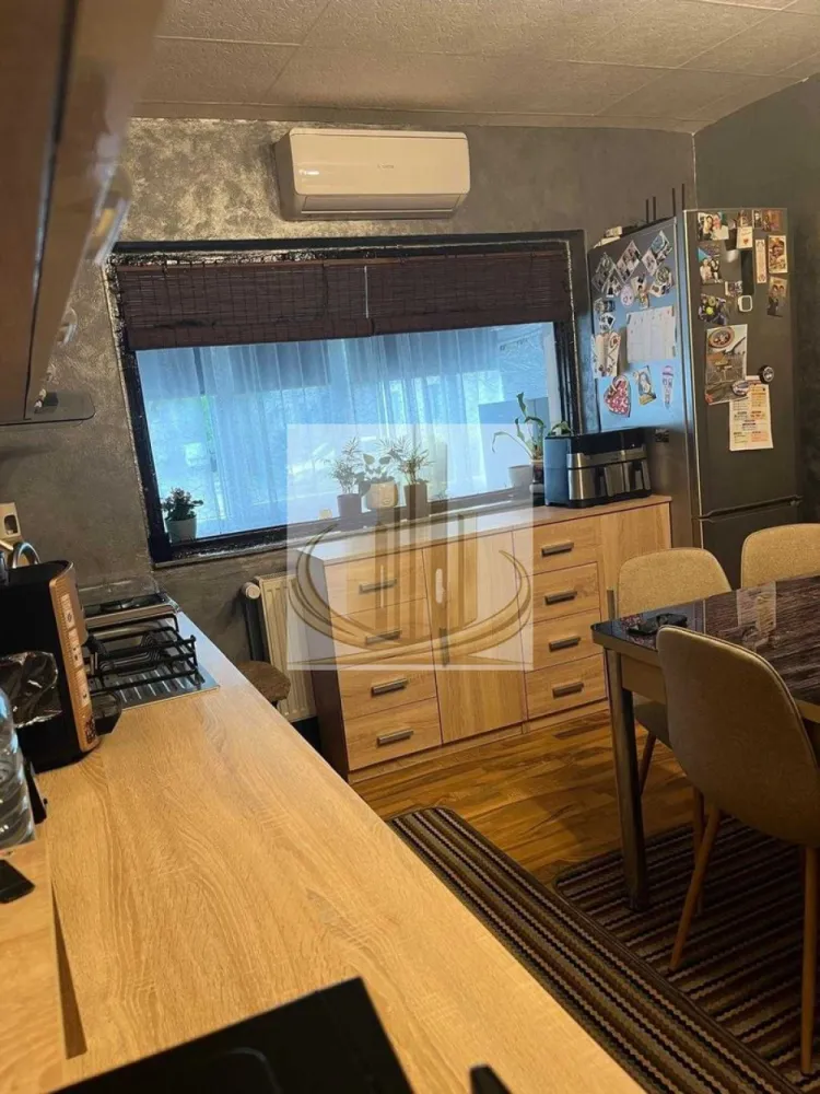 Apartament cu 4 camere, parter în zona Lipovei - GRAND MOBILIS IMOBILIARE vă oferă o oportunitate rară! Apartament cu 4 camere la parter, ideal pentru familie sau investiție sigură. Suprafață generoasă: 64 mp utili + balcon închis de 6 mp + boxă proprie de 6 mp Compartimentare excelentă: living luminos cu bucătărie open-space 3 dormitoare separate – perfect pentru familie sau închiriere Bonus major: boxă de 6 mp poziționată exact sub balcon – spațiu de depozitare extrem de practic Apartament locuibil, parțial renovat – necesita investitii in bai. De asemenea ar trebui schimbate usile, atat cea de la intrare cat si cele interioare Dotări: geamuri termopan balcon închis și integrat aer condiționat centrală proprie pe gaz cu control individual al temperaturii Localizare excelentă: La câteva minute de Iulius Town, aproape de transport în comun (liniile 40, E2, 14), școli, grădinițe și Lidl Ideal pentru locuit sau investiție (randament foarte bun la închiriere) Nu rata această ofertă! Programează acum o vizionare! ID Intern: CP3030418 }}