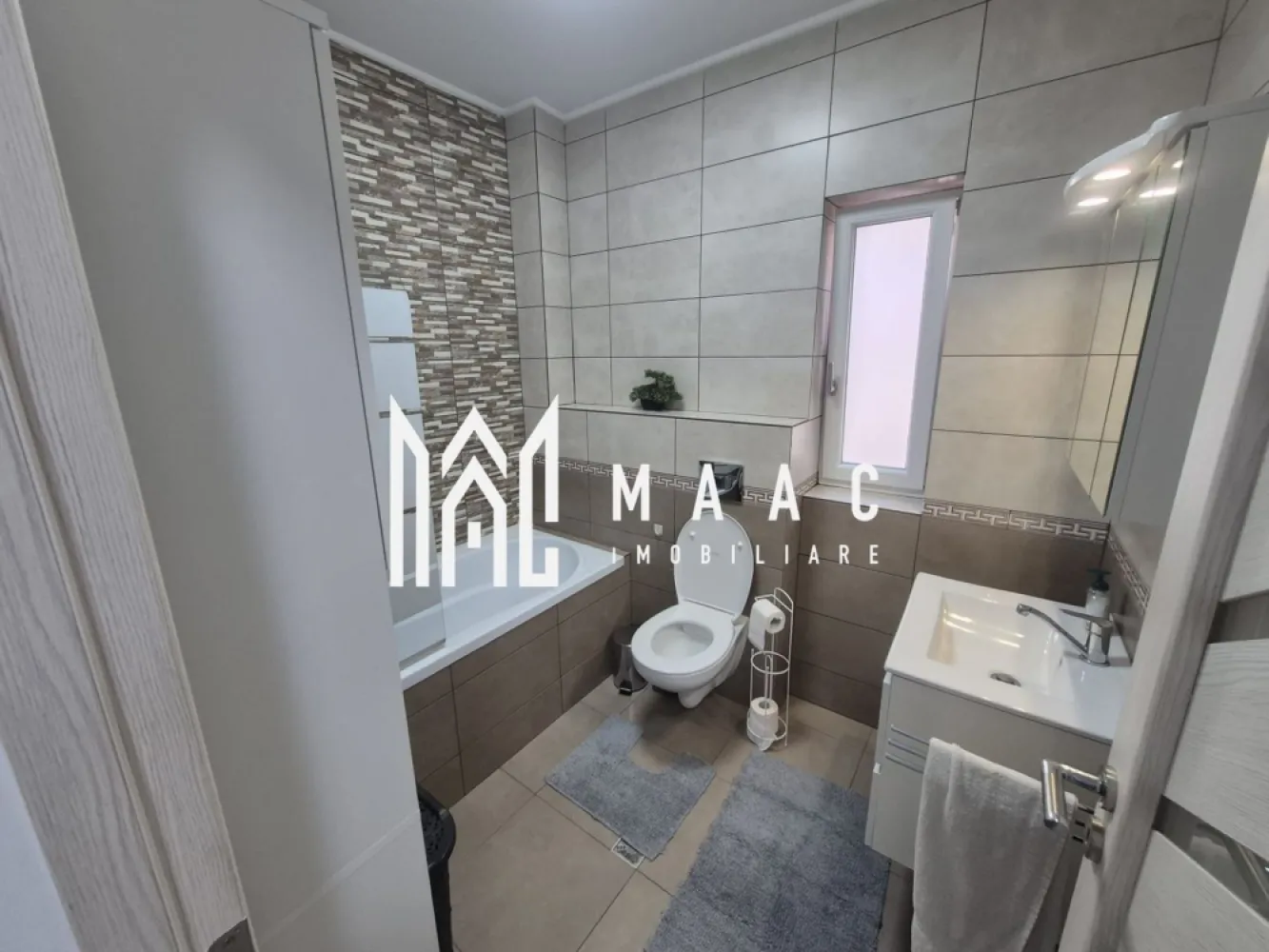 Apartament 3 Camere | Etaj 1 | zona Triajului - MAAC Imobiliare vă prezintă spre închiriere un apartament deosebit, modern și spațios, cu 3 camere, situat într-o construcție nouă din zona Triajului– Șelimbăr. Apartamentul este situat la etajul 1 / 3 si are de 2 balcoane. Living generos cu bucătărie open-space, 2 dormitoare confortabile, baie cu finisaje de calitate si debara. Loc de parcare inclus. Apartamentul se închiriază mobilat și utilat, exact ca în fotografii, fiind disponibil imediat. Este ideal pentru o familie, un cuplu sau persoane care își doresc un stil de viață echilibrat, într-o zonă aerisită, dar aproape de oraș. Se percepe garantie in cuantumul unei chirii lunare. Fiind bine situat, apartamentul oferă acces rapid către principalele puncte de interes: centre comerciale, farmacii și mijloace de transport în comun Pentru mai multe detalii precizati telefonic ca ati vazut anuntul cu ID: CP2802891 }}