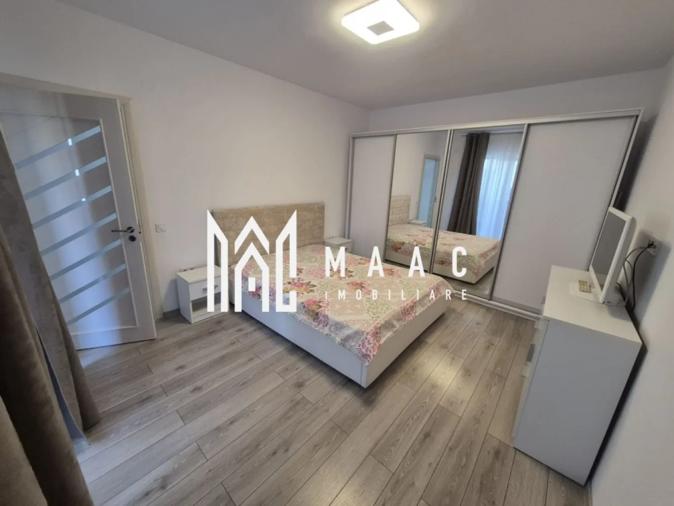 Apartament 3 Camere | Etaj 1 | zona Triajului - MAAC Imobiliare vă prezintă spre închiriere un apartament deosebit, modern și spațios, cu 3 camere, situat într-o construcție nouă din zona Triajului– Șelimbăr. Apartamentul este situat la etajul 1 / 3 si are de 2 balcoane. Living generos cu bucătărie open-space, 2 dormitoare confortabile, baie cu finisaje de calitate si debara. Loc de parcare inclus. Apartamentul se închiriază mobilat și utilat, exact ca în fotografii, fiind disponibil imediat. Este ideal pentru o familie, un cuplu sau persoane care își doresc un stil de viață echilibrat, într-o zonă aerisită, dar aproape de oraș. Se percepe garantie in cuantumul unei chirii lunare. Fiind bine situat, apartamentul oferă acces rapid către principalele puncte de interes: centre comerciale, farmacii și mijloace de transport în comun Pentru mai multe detalii precizati telefonic ca ati vazut anuntul cu ID: CP2802891 }}