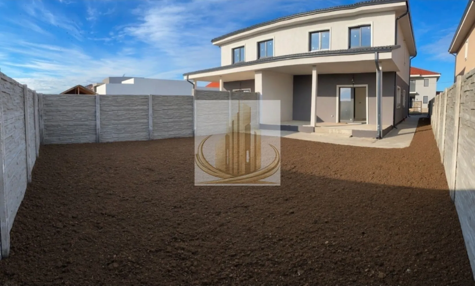 🏡Grand Mobilis va propune spre vânzare un duplex modern - Grand Mobilis Imobiliare vă propune spre vânzare un duplex modern, situat într-o zonă excelentă din Giroc, în apropiere de benzinăria ESO. Locuința se remarcă prin poziționarea foarte bună, într-o zonă liniștită și accesibilă, dar și prin finisajele de calitate superioară și dotările complete, oferind confortul ideal pentru o familie. 📐 Suprafețe: • Suprafață teren: 269 mp • Suprafață utilă: 115 mp • Spațiu verde: 157 mp 🏡 Regim de înălțime: Parter + Etaj + Pod ✨ Compartimentare eficientă: Parter: • Birou / dormitor • Living generos cu ieșire către terasă • Bucătărie închisă • Baie • Terasă acoperită Etaj: • 3 dormitoare • 1-2 băi • Dressing Pod: • Spațiu pentru depozitare (placă de beton, acces facil) 🔧 Dotări și finisaje: • Încălzire în pardoseală • Ferestre Rehau • Izolație exterioară (polistiren 10 cm) • Tâmplărie modernă alb cu gri antracit • Țiglă gri antracit • Construcție realizată cu materiale de calitate 🌳 Exterior: • Curte generoasă • Locuri de parcare în interior • Poartă culisantă + acces pietonal 📍 Localizare: • Zonă excelentă, cu acces rapid către oraș • Aproape de magazine, școli, restaurante, parcuri și alte facilități 💶 Preț: 199.000 € Această proprietate este alegerea ideală pentru cei care își doresc o locuință modernă, spațioasă și bine poziționată. 📞 Pentru mai multe detalii sau programarea unei vizionări, vă stăm la dispoziție! Grand Mobilis Imobiliare – alegerea potrivită pentru tine. ID intern CP3031976