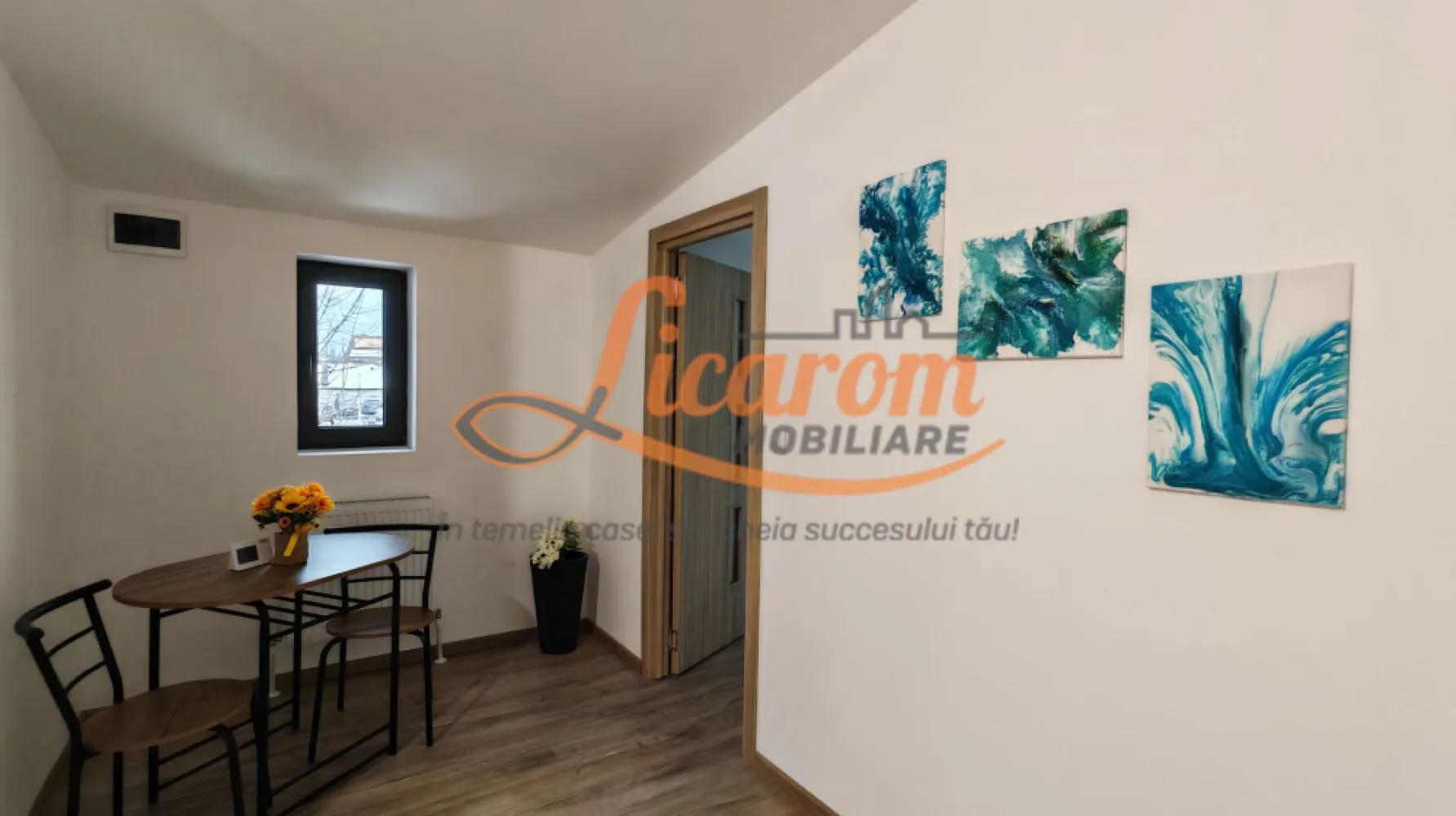 COMISION O.Casa P+E, 4 camere , ASTRA Carpatilor -LIDL- curte comuna. - COMISION O. Licarom Imobiliare propune spre vânzare un imobil , situat la intrarea în cartierul Astra intrare Racadau, str Carpaților aproape de magazinul Lidl. Imobilul reprezinta o OPORTUNITATE unica pentru investitie sau locuinta personala si este dispus pe Parter și Etaj, avand următoarea compoziție: La PARTER este un hol,baie cu aerisire naturala,living comun cu bucătăria și un dormitor; La Etaj sunt 2 dormitoare fiecare cu balcon,hol și o baie cu aerisire.(accesul catre etaj, se face pe scara interioara) Imobilul a fost consolidat din fundatie și complet reabilitat în anul 2024 - 2025 avand toate utilitatile gaz, curent, apa si canalizare, iar in interior toate instalatiile: sanitara, electrica si termica sunt noi. Interiorul este amenajat modern și cu bun gust,dispune de geamuri tripan,gresie faianță,parchet,încălzirea prin pardoseala fiind realizată cu centrala termica proprie. Exteriorul cladirii este izolat termic; atasat de casa exista o magazie de aproape 10 mp pt depozitare. Terenul proprietății este în suprafață de aproximativ 1400 mp și curtea se împarte cu încă alți 2 proprietari in acte . Zona dinamica de amplasare a acestei proprietati reprezinta un punct forte avand acces facil la Supermarket-uri,scoli,gradinite,farmacii,etc,dar si la mijloacele de transport RATB ce asigură conectivitate rapidă către centrul orașului sau alte puncte de interes,cum ar fi cartierul Racadau renumit pentru zonele verzi,padure si pentru spatiile de agrement. Gradina,chiar daca este comuna cu inca 2 proprietari,ofera linistea si intimitatea pe care le gasesti cu greu in zona aceasta a orasului. Proprietatea dispune de acces auto in curte si loc de parcare in fata casei. IMOBILUL ESTE LIBER PENTRU VANZARE SI MUTARE IMEDIATA. INVITAM COLEGII LA COLABORARE! Prețul este 228000 euro. Pentru mai multe informații și vizionări,nu ezitați să ne contactați la telefon 0723985424 Consultant imobiliar Liliana și 0741059397 Consultant imobiliar Călin.