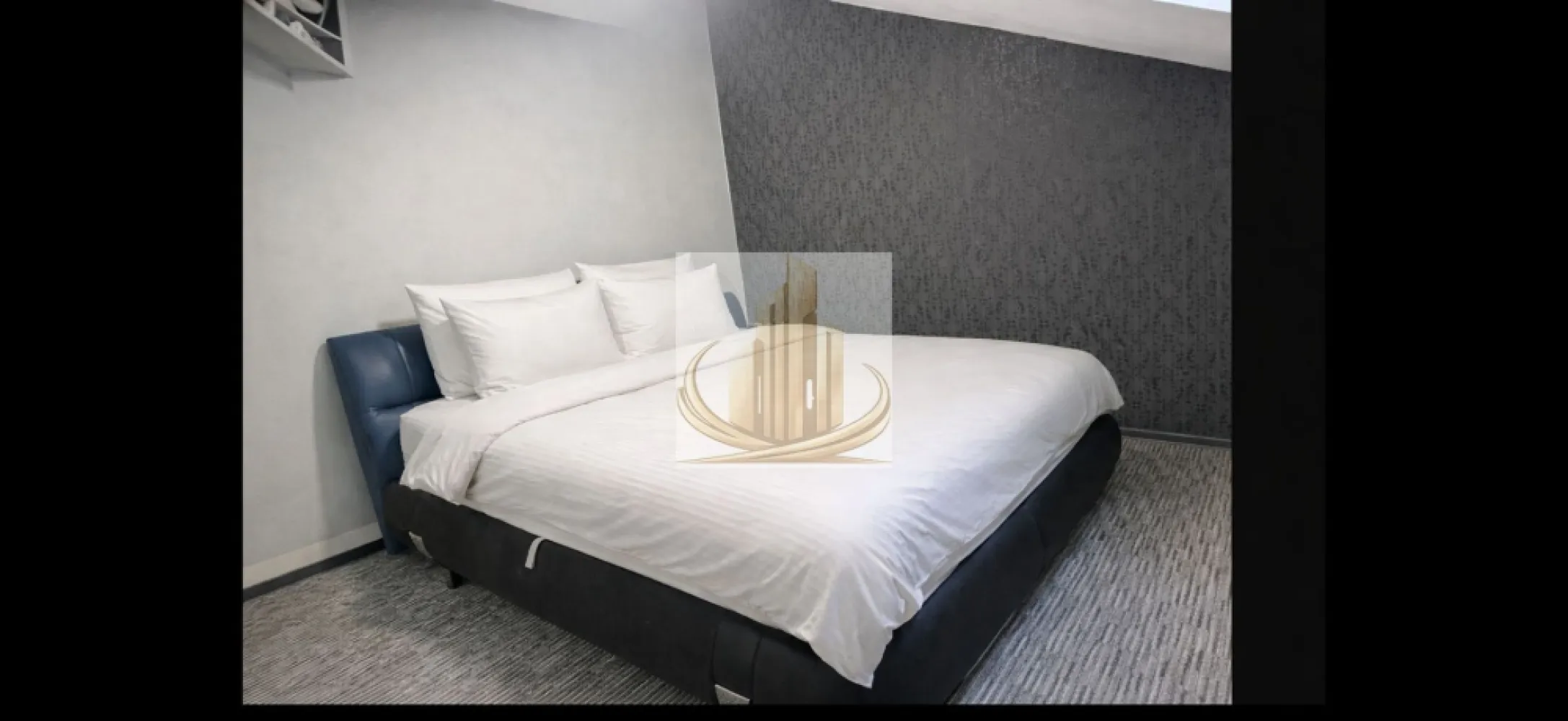 Duplex Spațios, 135mp | 4 Camere | | Zonă Kaufland | Dumbravita - Grand Mobilis Imobiliare vă propune spre vânzare un duplex spațios și bine compartimentat, ideal pentru o familie care își dorește confort, funcționalitate și o locație excelentă. Proprietatea impresionează prin suprafața generoasă și organizarea eficientă a spațiului, oferind un ambient luminos și primitor, perfect pentru viața de zi cu zi. 📍 Localizare avantajoasă: Imobilul este situat într-o zonă foarte căutată din Dumbrăvița, în apropierea Kaufland, având în proximitate numeroase facilități: magazine, farmacii, McDonald’s, restaurante, cafenele, sală de sport și alte puncte de interes. În același timp, beneficiază de acces rapid către Timișoara și zona Iulius Town. 📐 Date tehnice: Suprafață utilă: 135 mp An construcție: 2007 Preț: 267.000 € 🏠 Compartimentare: 3 dormitoare spațioase 3 băi Living generos Bucătărie separată Dressing mare Dressing mic ✨ Avantaje: Compartimentare inteligentă, ideală pentru familie Spații luminoase și bine organizate Zonă liniștită, cu acces facil la toate facilitățile urbane Poziționare excelentă, aproape de puncte de interes majore 💛 De ce să alegi această proprietate? Pentru spațiul generos, compartimentarea practică și amplasarea într-o zonă premium, unde ai totul la îndemână. Este locul perfect pentru a construi un cămin confortabil și echilibrat. 📞 Pentru mai multe detalii sau pentru programarea unei vizionări, echipa Grand Mobilis Imobiliare vă stă cu drag la dispoziție! ID Intern: CP3032001