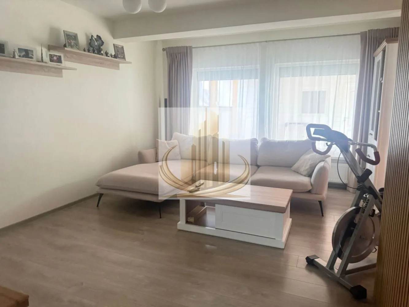 Duplex Spațios, 135mp | 4 Camere | | Zonă Kaufland | Dumbravita - Grand Mobilis Imobiliare vă propune spre vânzare un duplex spațios și bine compartimentat, ideal pentru o familie care își dorește confort, funcționalitate și o locație excelentă. Proprietatea impresionează prin suprafața generoasă și organizarea eficientă a spațiului, oferind un ambient luminos și primitor, perfect pentru viața de zi cu zi. 📍 Localizare avantajoasă: Imobilul este situat într-o zonă foarte căutată din Dumbrăvița, în apropierea Kaufland, având în proximitate numeroase facilități: magazine, farmacii, McDonald’s, restaurante, cafenele, sală de sport și alte puncte de interes. În același timp, beneficiază de acces rapid către Timișoara și zona Iulius Town. 📐 Date tehnice: Suprafață utilă: 135 mp An construcție: 2007 Preț: 267.000 € 🏠 Compartimentare: 3 dormitoare spațioase 3 băi Living generos Bucătărie separată Dressing mare Dressing mic ✨ Avantaje: Compartimentare inteligentă, ideală pentru familie Spații luminoase și bine organizate Zonă liniștită, cu acces facil la toate facilitățile urbane Poziționare excelentă, aproape de puncte de interes majore 💛 De ce să alegi această proprietate? Pentru spațiul generos, compartimentarea practică și amplasarea într-o zonă premium, unde ai totul la îndemână. Este locul perfect pentru a construi un cămin confortabil și echilibrat. 📞 Pentru mai multe detalii sau pentru programarea unei vizionări, echipa Grand Mobilis Imobiliare vă stă cu drag la dispoziție! ID Intern: CP3032001 }}