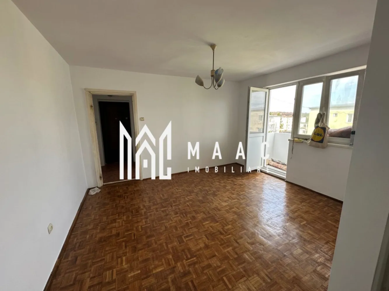 Apartament 2 camere | Balcon | Renovat | Zona Centrala - Maac Imobiliare va prezinta spre vanzare un apartament cu 2 camere in Cisnadie Compartimentare: hol de acces, bucatarie, living, dormitor, baie. Bucataria este separata si inchisa. Living cu acces pe balcon. Avantaje ale imobilului: Apartament se vinde partial renovat cu posibilitatea de amenajare dupa bunul plac. Beneficii: izolație exterioara, acoperis, interfon. Loc de parcare inclus. Pentru mai multe detalii, vă rugăm sa ne contactați, specificand ID:CP2802723 }}