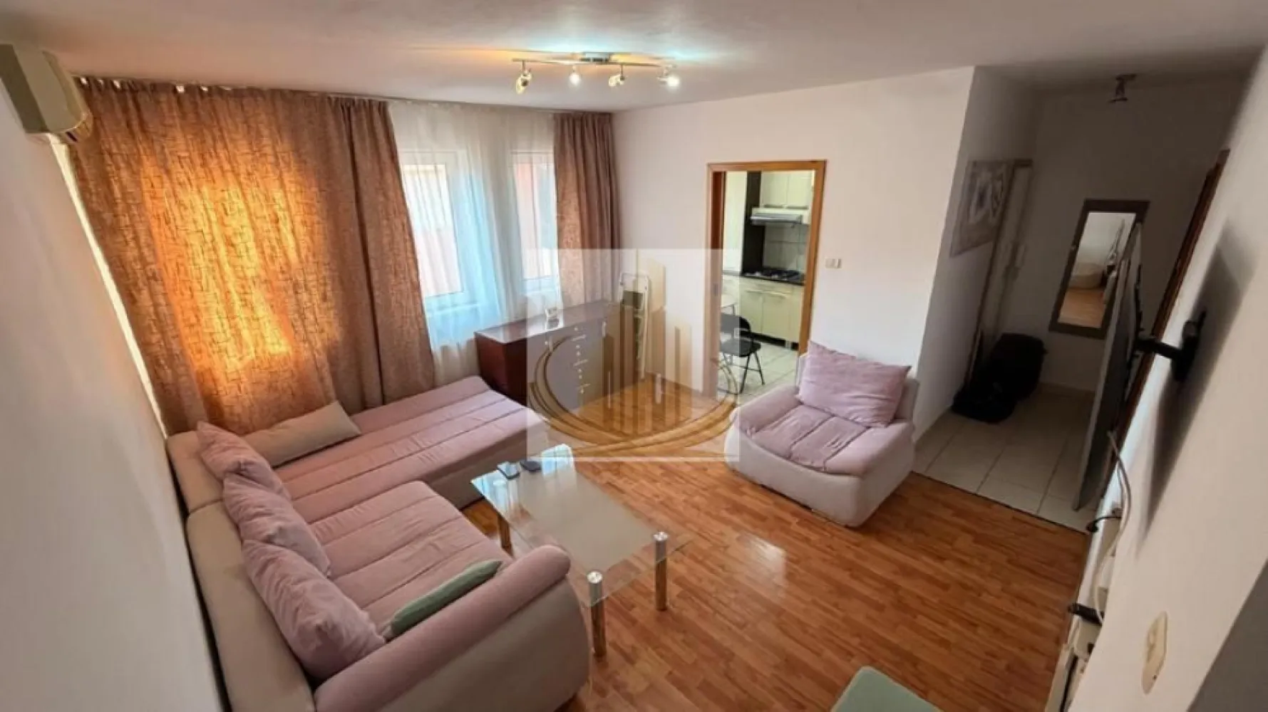 Apartament 3 camere | Etaj1+Mansardă | 67mp | Dumbravița | Loc parcare - 🏡 Apartament 3 Camere în Vilă | Etaj+Mansardă | Acoperis proprietate în CF | Parcare Acoperită CF separat | Dumbravița | Acasă nu este doar un loc, ci o stare. Vă invităm să descoperiți un apartament cu personalitate, situat într-o vilă cochetă, într-una dintre cele mai dorite zone din Dumbrăvița. O locuință care îmbină perfect confortul, intimitatea și funcționalitatea, ideală pentru cei care își doresc mai mult decât un simplu apartament. Dispus pe două niveluri (etaj + mansardă), spațiul este aerisit, luminos și atent compartimentat, oferind senzația unei case primitoare, unde fiecare colț este gândit pentru relaxare și confort. 📍 Localizare excelentă: Proprietatea beneficiază de o poziționare ideală, în apropierea magazinului Kaufland, cu acces rapid la restaurante, cafenele, farmacii și alte facilități esențiale. În plus, conexiunea către Timișoara și Iulius Town este rapidă și facilă, fiind perfectă atât pentru locuit, cât și pentru investiție. 📐 Date tehnice: Suprafață utilă: 67 mp Regim înălțime: Parter + Etaj + Mansardă An construcție: 2004 Clasa energetică: A Construcție solidă din zidărie 🏠 Compartimentare inteligentă: Living generos, perfect pentru momente petrecute în familie, cu șemineu electric ce adaugă un plus de căldură ambientului 2 dormitoare confortabile (unul la etaj, unul în mansardă, cu ferestre Velux) Bucătărie separată, practică și bine organizată 2 băi moderne, complet utilate Hol spațios și scară interioară elegantă ✨ Dotări care fac diferența: Acoperiș în Cartea Funciară – proprietate exclusivă (un avantaj rar) Loc de parcare acoperit (carport), înscris separat în CF Aer condiționat (3 unități) pentru confort în orice sezon Încălzire centrală proprie pe gaz Iluminat LED eficient Se vinde complet mobilat și utilat – gata pentru mutare imediată Interfon și sistem de supraveghere Doar 2 apartamente pe nivel – liniște și intimitate garantată 💰 Oportunitate excelentă de investiție: Zona Kaufland, Dumbrăvița este recunoscută pentru cererea ridicată de închiriere, iar acest apartament reprezintă o alegere inspirată pentru investitori. Proprietatea a fost închiriată anterior cu 550 euro/lună, oferind un randament atractiv și stabil pe termen lung. 💛 De ce să alegi acest apartament? Pentru că oferă sentimentul de „acasă” încă de la prima vizionare. Pentru că îți oferă spațiu, lumină și intimitate. Și pentru că este amplasat într-o zonă unde totul este la îndemână. 📞 Pentru mai multe detalii sau pentru a programa o vizionare, echipa Grand Mobilis Imobiliare vă stă cu drag la dispoziție! ID Intern: CP3031080