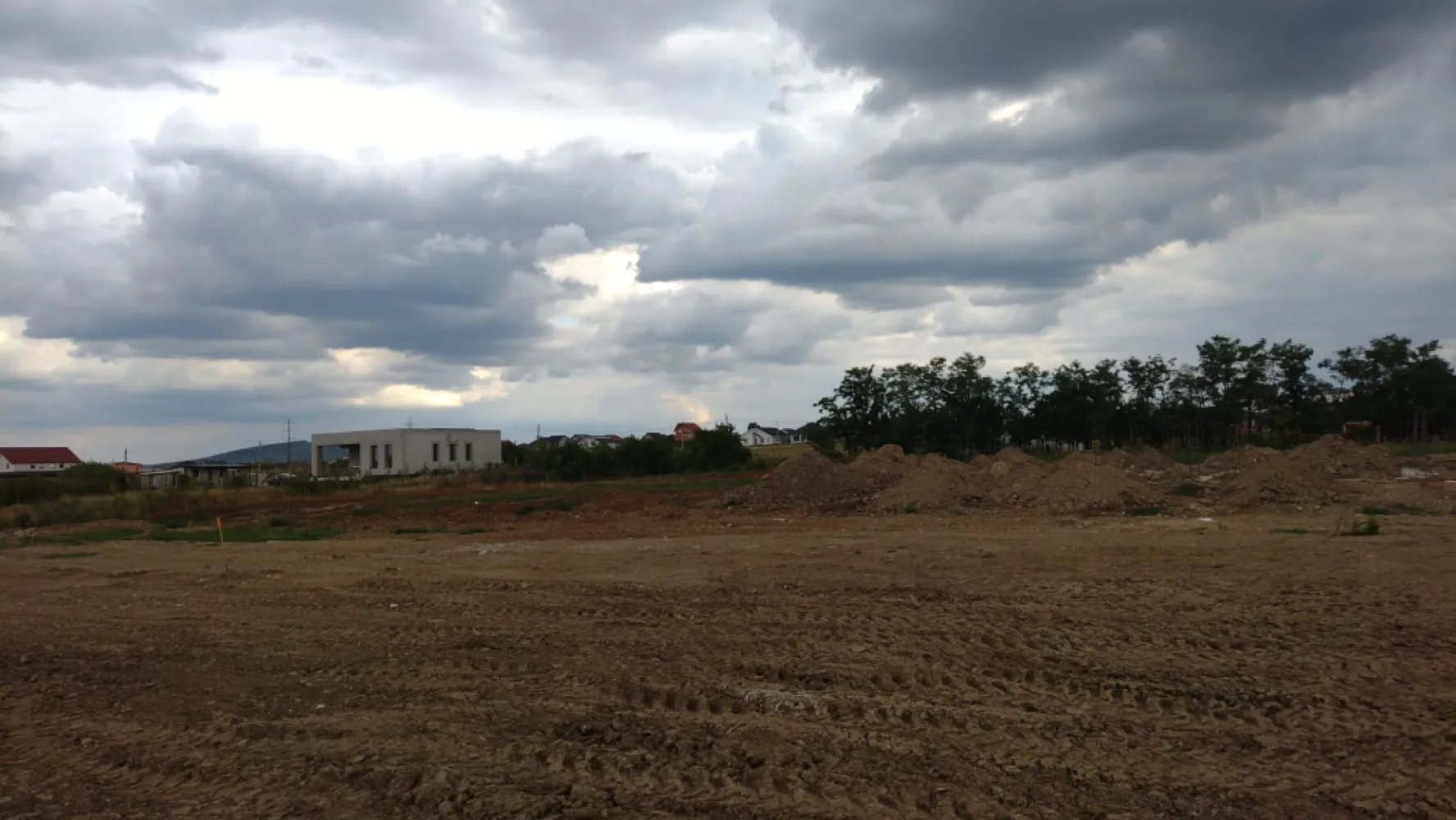 Teren intravilan Cihei - De vânzare teren intravilan, cu o suprafațǎ de 800 mp, dublu front stradal în Cihei (intrarea in Cihei dinspre centura Oradea). Aceastǎ proprietate se află într-o zonă rezidențială în dezvoltare, foarte liniștitǎ, cu acces rapid la viața cotidiană fiind aproape atât de Oradea (cca. 80-90 de metri față de cartierul Viena) cât și de Bǎile Felix.Utilitǎțile disponibile la limita proprietǎții sunt alimentarea cu apǎ si canalizarea iar curentul la cca 35-40 metri distanță.Drumul este cedat primariei, iar la ambele fronturi drumul are o lățime de 12 metriTerenul are PUZ aprobat iar conform certificatului de urbanism utilizări admise sunt: locuințe unifamiliale si bifamiliale, funcțiuni comerciale și de servicii complementare locuirii etc.Regim de înălțime maxim: 4 nivele, S/D+P+E+M/R, P+2E+M/R.Contact 0771377960 }}