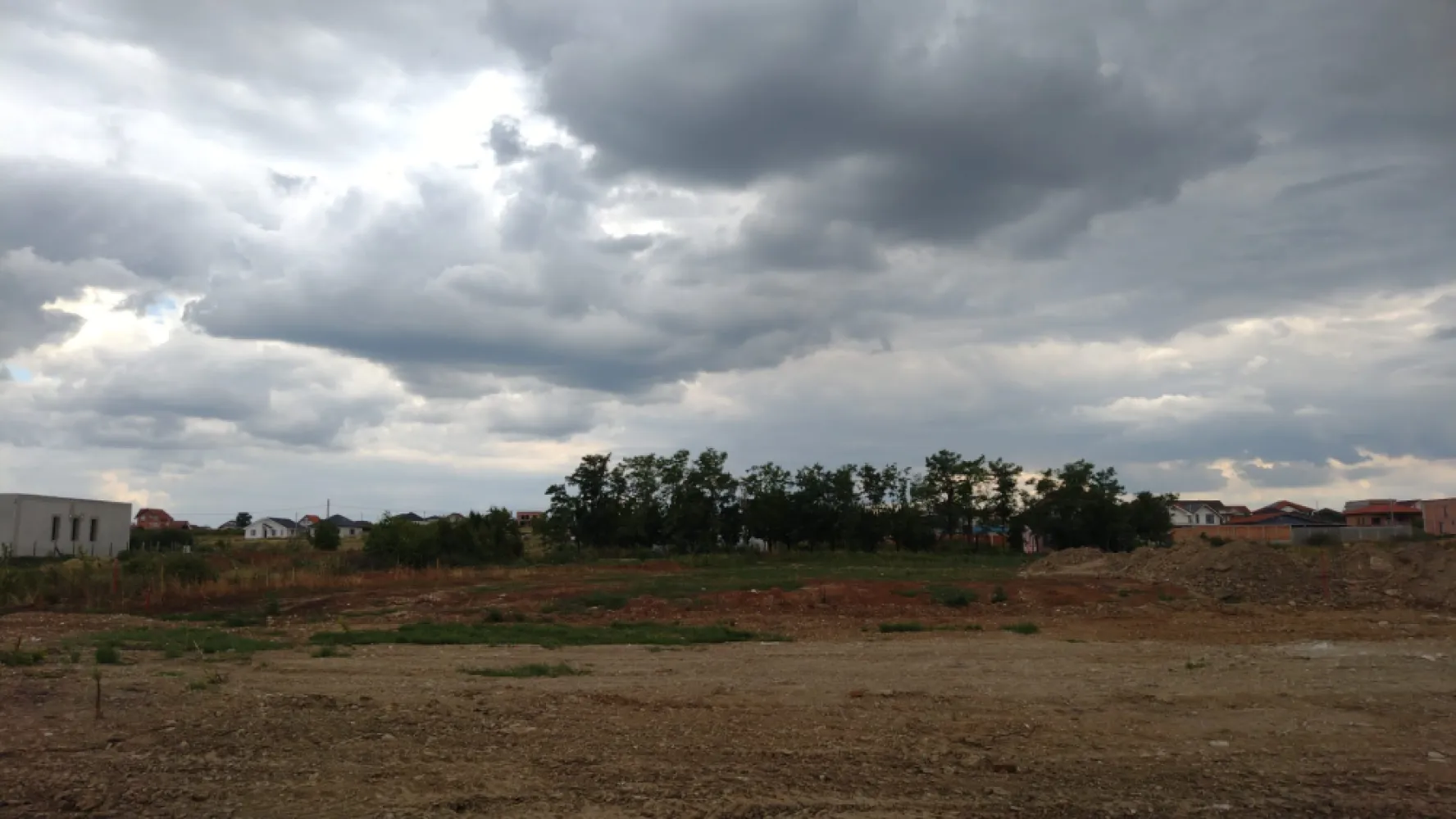 Teren intravilan Cihei - De vânzare teren intravilan, cu o suprafațǎ de 800 mp, dublu front stradal în Cihei (intrarea in Cihei dinspre centura Oradea). Aceastǎ proprietate se află într-o zonă rezidențială în dezvoltare, foarte liniștitǎ, cu acces rapid la viața cotidiană fiind aproape atât de Oradea (cca. 80-90 de metri față de cartierul Viena) cât și de Bǎile Felix.Utilitǎțile disponibile la limita proprietǎții sunt alimentarea cu apǎ si canalizarea iar curentul la cca 35-40 metri distanță.Drumul este cedat primariei, iar la ambele fronturi drumul are o lățime de 12 metriTerenul are PUZ aprobat iar conform certificatului de urbanism utilizări admise sunt: locuințe unifamiliale si bifamiliale, funcțiuni comerciale și de servicii complementare locuirii etc.Regim de înălțime maxim: 4 nivele, S/D+P+E+M/R, P+2E+M/R.Contact 0771377960 }}