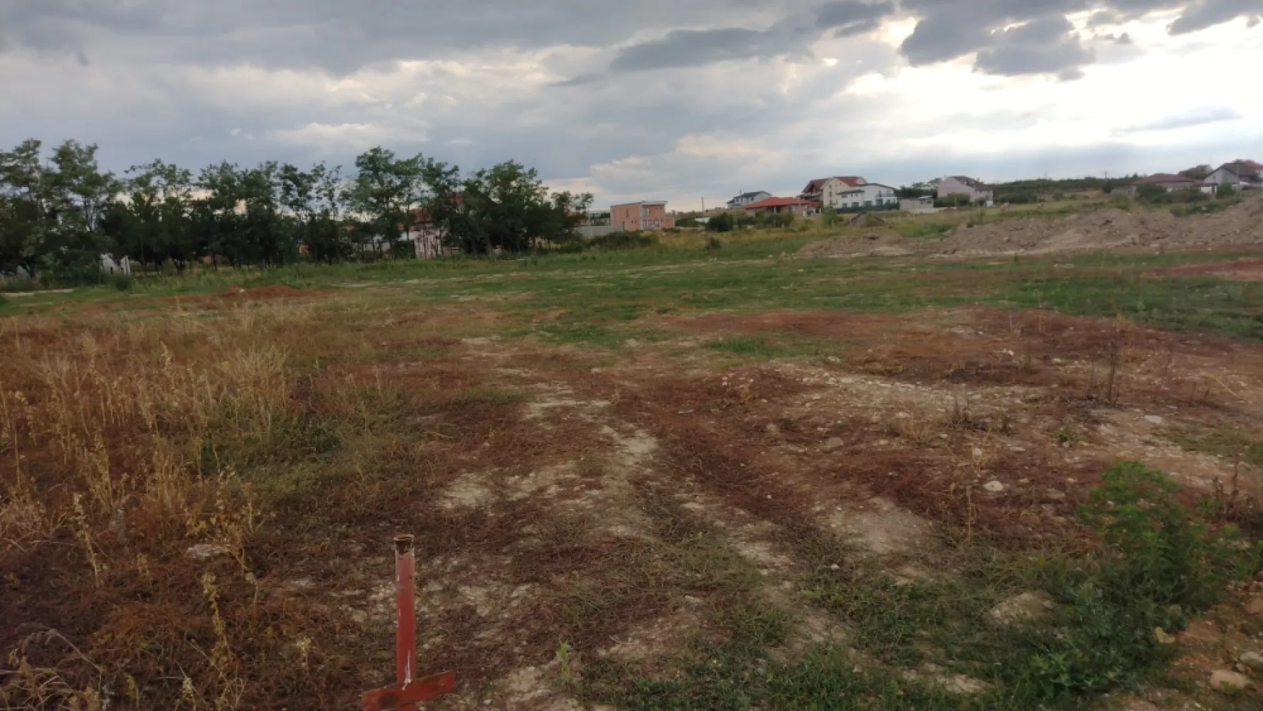 Teren intravilan Cihei - De vânzare teren intravilan, cu o suprafațǎ de 800 mp, dublu front stradal în Cihei (intrarea in Cihei dinspre centura Oradea). Aceastǎ proprietate se află într-o zonă rezidențială în dezvoltare, foarte liniștitǎ, cu acces rapid la viața cotidiană fiind aproape atât de Oradea (cca. 80-90 de metri față de cartierul Viena) cât și de Bǎile Felix.Utilitǎțile disponibile la limita proprietǎții sunt alimentarea cu apǎ si canalizarea iar curentul la cca 35-40 metri distanță.Drumul este cedat primariei, iar la ambele fronturi drumul are o lățime de 12 metriTerenul are PUZ aprobat iar conform certificatului de urbanism utilizări admise sunt: locuințe unifamiliale si bifamiliale, funcțiuni comerciale și de servicii complementare locuirii etc.Regim de înălțime maxim: 4 nivele, S/D+P+E+M/R, P+2E+M/R.Contact 0771377960 }}