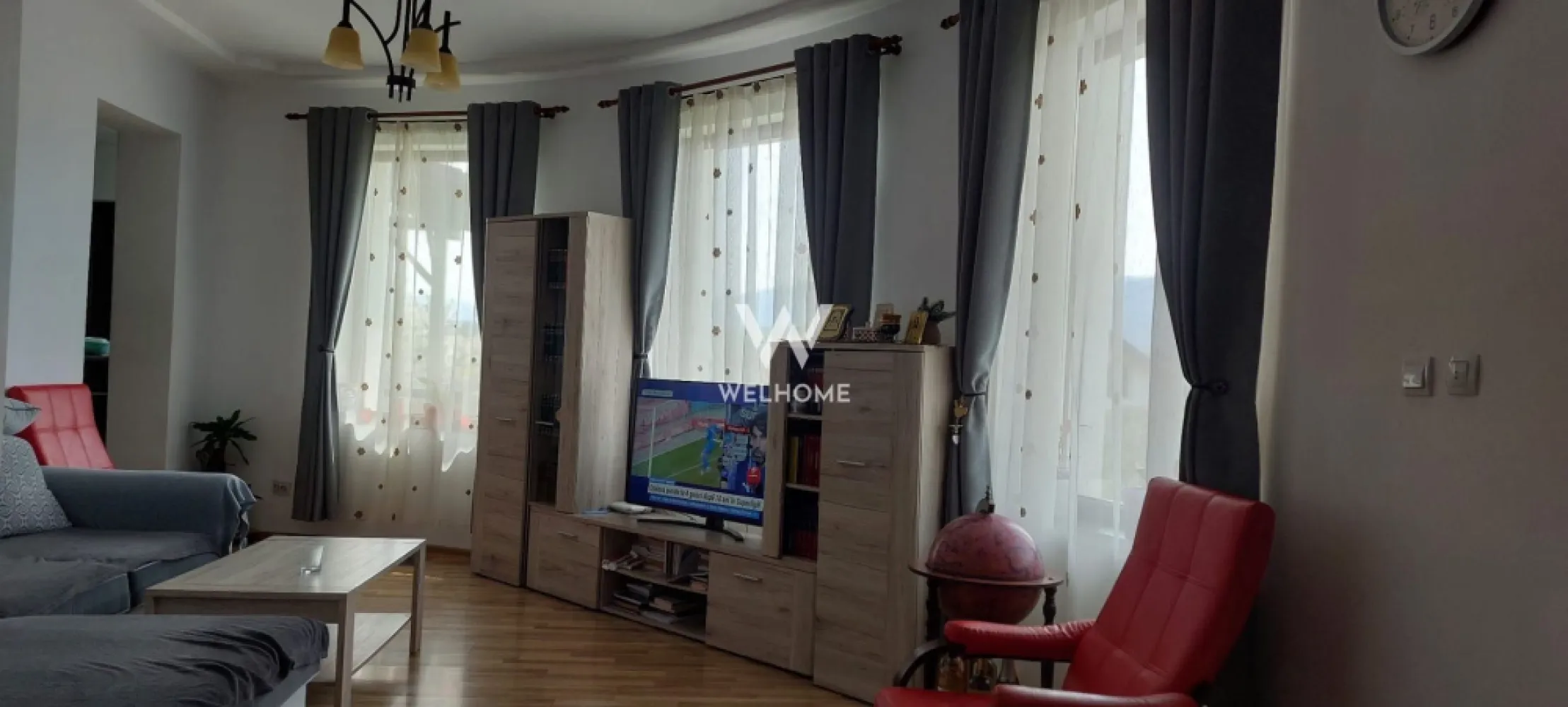 Casa solara si spatioasa, curte 700 mp - Cisnadie - Sibiu - Va propunem spre vanzare o casa solara, expozitie sudica situata in Cisnadie Casa este construita pe un teren de 794 mp concesionat de la Primaria Cisnadie pe durata constructiei. Terenul se poate cumpara. In pretul casei este inclus inca un teren de 200 mp lipit de cel pe care este construita casa. Suprafata utila a casei este de 195 mp + terasa 20 mp + pivnita 20 mp + 2 balcoane Casa este izolata pe exterior cu vata bazaltica Utilitati: apa, canaalizare, gaze naturale, curent, internet. Pret: 300000 euro. }}