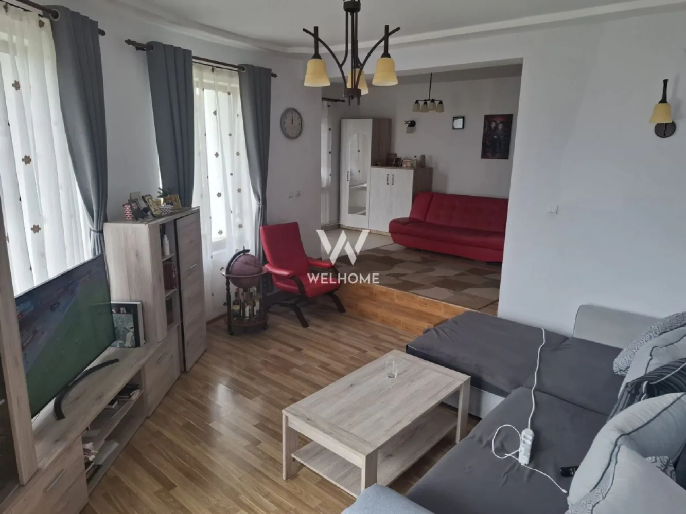 Casa solara si spatioasa, curte 700 mp - Cisnadie - Sibiu - Va propunem spre vanzare o casa solara, expozitie sudica situata in Cisnadie Casa este construita pe un teren de 794 mp concesionat de la Primaria Cisnadie pe durata constructiei. Terenul se poate cumpara. In pretul casei este inclus inca un teren de 200 mp lipit de cel pe care este construita casa. Suprafata utila a casei este de 195 mp + terasa 20 mp + pivnita 20 mp + 2 balcoane Casa este izolata pe exterior cu vata bazaltica Utilitati: apa, canaalizare, gaze naturale, curent, internet. Pret: 300000 euro. }}