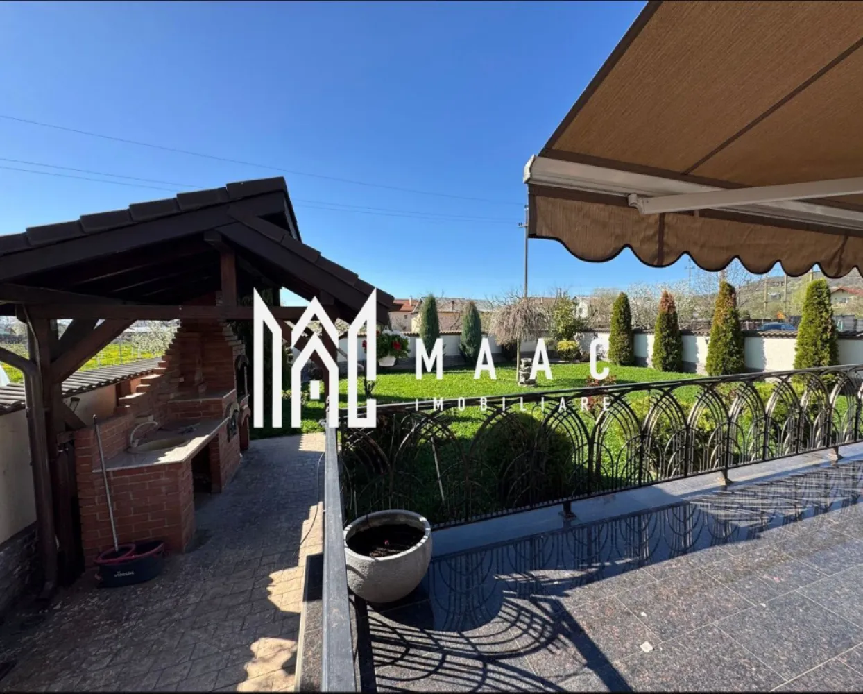 Vila | P+1+M | Zona linistita | Moderna - MAAC Imobiliare vă propune spre vânzare o proprietate deosebită situată în comuna Mihăești, județul Vâlcea, ideală pentru cei care își doresc liniște, spațiu generos și un standard ridicat de confort. Construită în anul 2017, casa este dispusă pe Parter + Etaj + Mansardă și oferă o suprafață utilă de 236 mp, amplasată pe un teren de 674 mp, perfect amenajat pentru relaxare și activități în aer liber. Compartimentarea este eficient gândită pentru nevoile unei familii: La parter regăsim un living spațios cu acces direct către terasa exterioară de 25 mp, zonă de dining, bucătărie complet mobilată și utilată, grup sanitar, spațiu de depozitare, garaj și cameră tehnică. Etajul dispune de 3 dormitoare luminoase, un grup sanitar și 2 balcoane. Mansarda este open space, oferind posibilitatea amenajării după propriile preferințe – birou, sală de fitness sau zonă de relaxare. Imobilul este construit din materiale de calitate superioară: cărămidă eficientă termoizolantă, izolație exterioară cu polistiren grafitat de 10 cm, tâmplărie Salamander tripan cu geamuri reflexive, scară interioară și uși din lemn masiv, precum și parchet din lemn masiv. Confortul termic este asigurat de încălzirea în pardoseală la parter și calorifere la etaj, centrală proprie pe gaz și sisteme de aer condiționat instalate pe fiecare nivel. Proprietatea se vinde complet mobilată și utilată, mobilierul fiind realizat pe comandă. Exteriorul este atent amenajat: curte cu gazon și arbori decorativi, sistem de irigație automat, terasă și balcoane placate cu granit, zonă de grătar cu cuptor pe lemne, gard solid din cărămidă, porți electrice cu control prin telefon și iluminat ambiental. Imobilul beneficiază de toate utilitățile necesare: curent electric (inclusiv sistem trifazic), gaz și fosă septică. Această proprietate reprezintă alegerea ideală pentru cei care caută o locuință modernă, spațioasă și pregătă pentru mutare imediată, într-o zonă liniștită, dar cu acces facil către oraș. Pentru mai multe detalii sau programarea unei vizionări, echipa MAAC Imobiliare vă stă la dispoziție. ID: CP3032333 }}