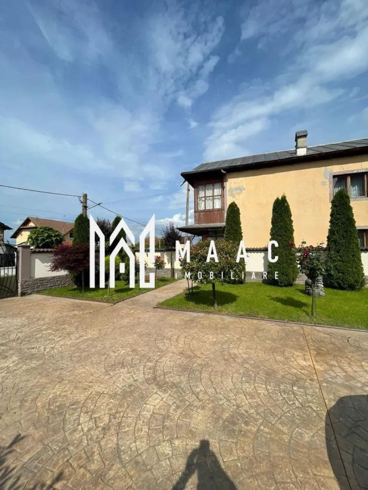 Vila | P+1+M | Zona linistita | Moderna - MAAC Imobiliare vă propune spre vânzare o proprietate deosebită situată în comuna Mihăești, județul Vâlcea, ideală pentru cei care își doresc liniște, spațiu generos și un standard ridicat de confort. Construită în anul 2017, casa este dispusă pe Parter + Etaj + Mansardă și oferă o suprafață utilă de 236 mp, amplasată pe un teren de 674 mp, perfect amenajat pentru relaxare și activități în aer liber. Compartimentarea este eficient gândită pentru nevoile unei familii: La parter regăsim un living spațios cu acces direct către terasa exterioară de 25 mp, zonă de dining, bucătărie complet mobilată și utilată, grup sanitar, spațiu de depozitare, garaj și cameră tehnică. Etajul dispune de 3 dormitoare luminoase, un grup sanitar și 2 balcoane. Mansarda este open space, oferind posibilitatea amenajării după propriile preferințe – birou, sală de fitness sau zonă de relaxare. Imobilul este construit din materiale de calitate superioară: cărămidă eficientă termoizolantă, izolație exterioară cu polistiren grafitat de 10 cm, tâmplărie Salamander tripan cu geamuri reflexive, scară interioară și uși din lemn masiv, precum și parchet din lemn masiv. Confortul termic este asigurat de încălzirea în pardoseală la parter și calorifere la etaj, centrală proprie pe gaz și sisteme de aer condiționat instalate pe fiecare nivel. Proprietatea se vinde complet mobilată și utilată, mobilierul fiind realizat pe comandă. Exteriorul este atent amenajat: curte cu gazon și arbori decorativi, sistem de irigație automat, terasă și balcoane placate cu granit, zonă de grătar cu cuptor pe lemne, gard solid din cărămidă, porți electrice cu control prin telefon și iluminat ambiental. Imobilul beneficiază de toate utilitățile necesare: curent electric (inclusiv sistem trifazic), gaz și fosă septică. Această proprietate reprezintă alegerea ideală pentru cei care caută o locuință modernă, spațioasă și pregătă pentru mutare imediată, într-o zonă liniștită, dar cu acces facil către oraș. Pentru mai multe detalii sau programarea unei vizionări, echipa MAAC Imobiliare vă stă la dispoziție. ID: CP3032333 }}