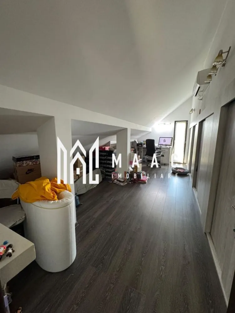 Vila | P+1+M | Zona linistita | Moderna - MAAC Imobiliare vă propune spre vânzare o proprietate deosebită situată în comuna Mihăești, județul Vâlcea, ideală pentru cei care își doresc liniște, spațiu generos și un standard ridicat de confort. Construită în anul 2017, casa este dispusă pe Parter + Etaj + Mansardă și oferă o suprafață utilă de 236 mp, amplasată pe un teren de 674 mp, perfect amenajat pentru relaxare și activități în aer liber. Compartimentarea este eficient gândită pentru nevoile unei familii: La parter regăsim un living spațios cu acces direct către terasa exterioară de 25 mp, zonă de dining, bucătărie complet mobilată și utilată, grup sanitar, spațiu de depozitare, garaj și cameră tehnică. Etajul dispune de 3 dormitoare luminoase, un grup sanitar și 2 balcoane. Mansarda este open space, oferind posibilitatea amenajării după propriile preferințe – birou, sală de fitness sau zonă de relaxare. Imobilul este construit din materiale de calitate superioară: cărămidă eficientă termoizolantă, izolație exterioară cu polistiren grafitat de 10 cm, tâmplărie Salamander tripan cu geamuri reflexive, scară interioară și uși din lemn masiv, precum și parchet din lemn masiv. Confortul termic este asigurat de încălzirea în pardoseală la parter și calorifere la etaj, centrală proprie pe gaz și sisteme de aer condiționat instalate pe fiecare nivel. Proprietatea se vinde complet mobilată și utilată, mobilierul fiind realizat pe comandă. Exteriorul este atent amenajat: curte cu gazon și arbori decorativi, sistem de irigație automat, terasă și balcoane placate cu granit, zonă de grătar cu cuptor pe lemne, gard solid din cărămidă, porți electrice cu control prin telefon și iluminat ambiental. Imobilul beneficiază de toate utilitățile necesare: curent electric (inclusiv sistem trifazic), gaz și fosă septică. Această proprietate reprezintă alegerea ideală pentru cei care caută o locuință modernă, spațioasă și pregătă pentru mutare imediată, într-o zonă liniștită, dar cu acces facil către oraș. Pentru mai multe detalii sau programarea unei vizionări, echipa MAAC Imobiliare vă stă la dispoziție. ID: CP3032333 }}