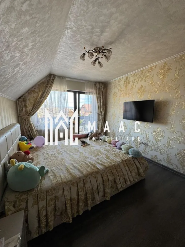 Vila | P+1+M | Zona linistita | Moderna - MAAC Imobiliare vă propune spre vânzare o proprietate deosebită situată în comuna Mihăești, județul Vâlcea, ideală pentru cei care își doresc liniște, spațiu generos și un standard ridicat de confort. Construită în anul 2017, casa este dispusă pe Parter + Etaj + Mansardă și oferă o suprafață utilă de 236 mp, amplasată pe un teren de 674 mp, perfect amenajat pentru relaxare și activități în aer liber. Compartimentarea este eficient gândită pentru nevoile unei familii: La parter regăsim un living spațios cu acces direct către terasa exterioară de 25 mp, zonă de dining, bucătărie complet mobilată și utilată, grup sanitar, spațiu de depozitare, garaj și cameră tehnică. Etajul dispune de 3 dormitoare luminoase, un grup sanitar și 2 balcoane. Mansarda este open space, oferind posibilitatea amenajării după propriile preferințe – birou, sală de fitness sau zonă de relaxare. Imobilul este construit din materiale de calitate superioară: cărămidă eficientă termoizolantă, izolație exterioară cu polistiren grafitat de 10 cm, tâmplărie Salamander tripan cu geamuri reflexive, scară interioară și uși din lemn masiv, precum și parchet din lemn masiv. Confortul termic este asigurat de încălzirea în pardoseală la parter și calorifere la etaj, centrală proprie pe gaz și sisteme de aer condiționat instalate pe fiecare nivel. Proprietatea se vinde complet mobilată și utilată, mobilierul fiind realizat pe comandă. Exteriorul este atent amenajat: curte cu gazon și arbori decorativi, sistem de irigație automat, terasă și balcoane placate cu granit, zonă de grătar cu cuptor pe lemne, gard solid din cărămidă, porți electrice cu control prin telefon și iluminat ambiental. Imobilul beneficiază de toate utilitățile necesare: curent electric (inclusiv sistem trifazic), gaz și fosă septică. Această proprietate reprezintă alegerea ideală pentru cei care caută o locuință modernă, spațioasă și pregătă pentru mutare imediată, într-o zonă liniștită, dar cu acces facil către oraș. Pentru mai multe detalii sau programarea unei vizionări, echipa MAAC Imobiliare vă stă la dispoziție. ID: CP3032333 }}