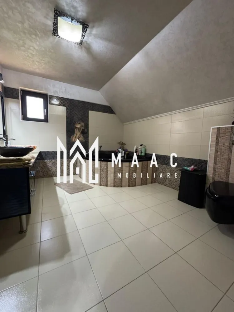 Vila | P+1+M | Zona linistita | Moderna - MAAC Imobiliare vă propune spre vânzare o proprietate deosebită situată în comuna Mihăești, județul Vâlcea, ideală pentru cei care își doresc liniște, spațiu generos și un standard ridicat de confort. Construită în anul 2017, casa este dispusă pe Parter + Etaj + Mansardă și oferă o suprafață utilă de 236 mp, amplasată pe un teren de 674 mp, perfect amenajat pentru relaxare și activități în aer liber. Compartimentarea este eficient gândită pentru nevoile unei familii: La parter regăsim un living spațios cu acces direct către terasa exterioară de 25 mp, zonă de dining, bucătărie complet mobilată și utilată, grup sanitar, spațiu de depozitare, garaj și cameră tehnică. Etajul dispune de 3 dormitoare luminoase, un grup sanitar și 2 balcoane. Mansarda este open space, oferind posibilitatea amenajării după propriile preferințe – birou, sală de fitness sau zonă de relaxare. Imobilul este construit din materiale de calitate superioară: cărămidă eficientă termoizolantă, izolație exterioară cu polistiren grafitat de 10 cm, tâmplărie Salamander tripan cu geamuri reflexive, scară interioară și uși din lemn masiv, precum și parchet din lemn masiv. Confortul termic este asigurat de încălzirea în pardoseală la parter și calorifere la etaj, centrală proprie pe gaz și sisteme de aer condiționat instalate pe fiecare nivel. Proprietatea se vinde complet mobilată și utilată, mobilierul fiind realizat pe comandă. Exteriorul este atent amenajat: curte cu gazon și arbori decorativi, sistem de irigație automat, terasă și balcoane placate cu granit, zonă de grătar cu cuptor pe lemne, gard solid din cărămidă, porți electrice cu control prin telefon și iluminat ambiental. Imobilul beneficiază de toate utilitățile necesare: curent electric (inclusiv sistem trifazic), gaz și fosă septică. Această proprietate reprezintă alegerea ideală pentru cei care caută o locuință modernă, spațioasă și pregătă pentru mutare imediată, într-o zonă liniștită, dar cu acces facil către oraș. Pentru mai multe detalii sau programarea unei vizionări, echipa MAAC Imobiliare vă stă la dispoziție. ID: CP3032333 }}