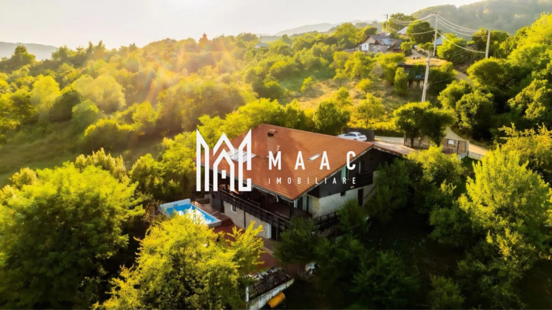 Pensiune turistică 5★ de vânzare în Băile Olănești | Proprietate premium - MAAC IMOBILIARE vă propune spre vânzare o proprietate deosebită, situată în stațiunea Băile Olănești, una dintre cele mai apreciate destinații turistice din România, renumită pentru aerul curat și izvoarele sale minerale. Această vilă turistică clasificată la standard de 5★ reprezintă alegerea ideală atât pentru o afacere profitabilă în domeniul turismului, cât și pentru o casă de vacanță exclusivistă sau locuință permanentă, fiind situată la doar aproximativ 35 de minute de Râmnicu Vâlcea. Proprietatea este amplasată pe un teren generos de 850 mp, având o suprafață construită de 200 mp și o arie desfășurată de 300 mp, fiind compartimentată eficient pentru confort și funcționalitate. Compartimentare și dotări: 6 camere spațioase, amenajate modern Living generos, ideal pentru relaxare Bucătărie complet echipată Terasă exterioară cu grătar Zonă de șezlonguri pentru relaxare Facilități premium: Piscină exterioară Saună Jacuzzi Șemineu tip centrală în living Confort și utilități: Centrală pe lemne Centrală electrică Toate utilitățile disponibile Proprietatea este perfect adaptată pentru a funcționa imediat ca pensiune turistică la cheie, beneficiind deja de clasificare oficială, dar oferă în același timp intimitatea și confortul unei locuințe private într-un cadru natural deosebit. Datorită poziționării excelente și facilităților de top, această vilă reprezintă o investiție sigură și profitabilă, într-o zonă cu cerere turistică ridicată pe tot parcursul anului. Pentru mai multe detalii și programări la vizionare, echipa MAAC IMOBILIARE vă stă la dispoziție! CP3029231 }}