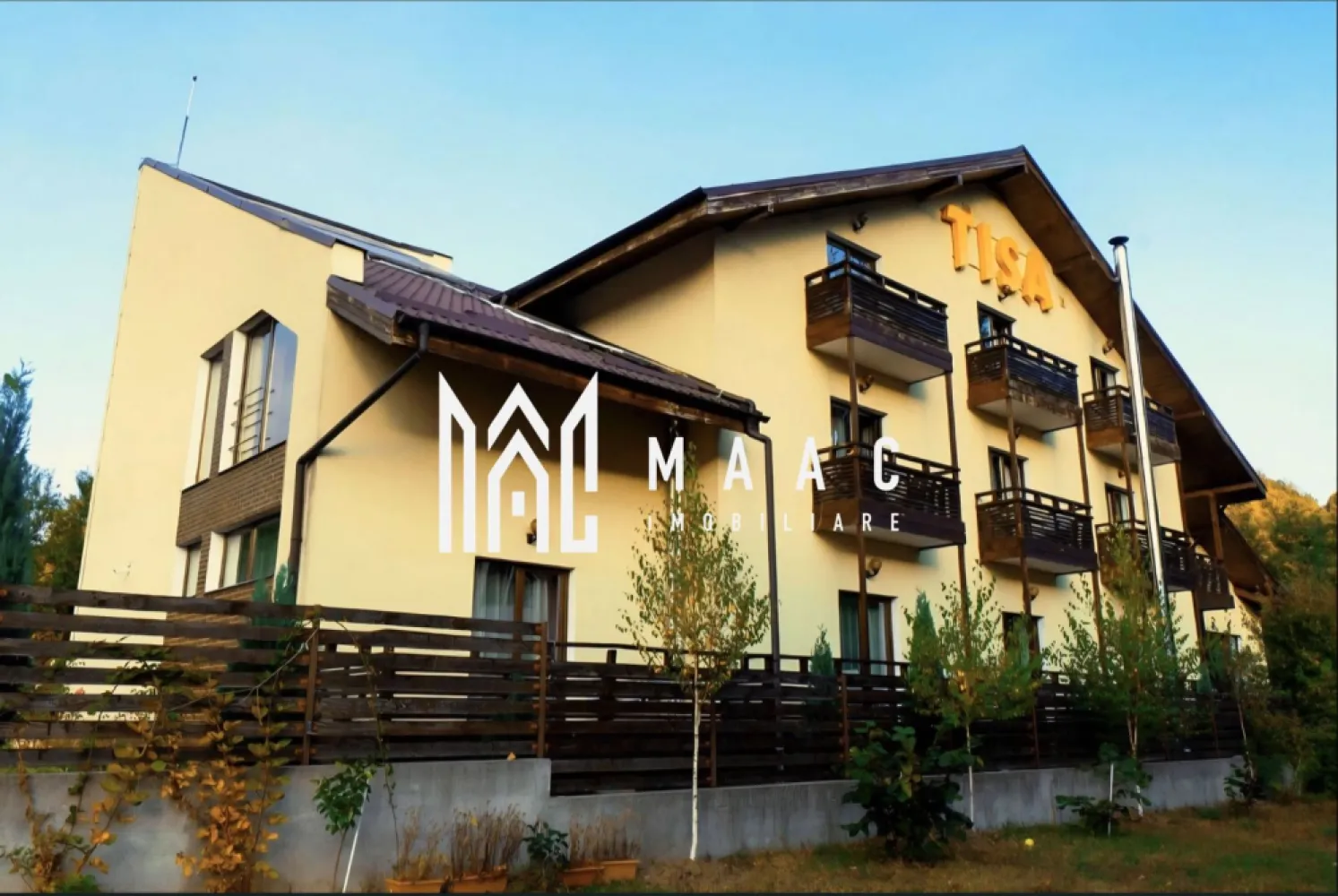 Vilă turistică premium 4★ de vânzare |Afacere la cheie |Ocnele Mari–lângă salina - MAAC IMOBILIARE vă propune spre vânzare o proprietate de excepție – vilă turistică clasificată, situată într-o zonă de interes major, la doar 250 metri de Salina Ocnele Mari, una dintre cele mai vizitate atracții din zonă. Această proprietate reprezintă o oportunitate rară de investiție, fiind o afacere complet funcțională, vândută la cheie, cu toate autorizațiile obținute, inclusiv aviz ISU și certificare turistică. Caracteristici generale: Suprafață construită la sol: 320 mp Suprafață desfășurată: 840 mp Regim de înălțime: D+P+1E+M Teren: 1240 mp (aprox. 1500 mp în utilizare) Posibilitate de extindere a construcției Compartimentare & facilități: 12 unități de cazare complet utilate: 10 camere spațioase 2 apartamente toate dotate inclusiv cu bucătării proprii Zonă restaurant dedicată Spa & relaxare: jacuzzi saună Parcare proprie Grădină amenajată Dotări tehnice & eficiență: Sistem fotovoltaic 45 kW – costuri reduse de operare 2 pompe de căldură Ariston Nimbus heat pump Centrală termică pe gaz Centrală pe peleți Proprietate optimizată pentru funcționare eficientă în orice sezon Avantaje investiționale: Locație turistică consacrată, cu flux constant de vizitatori Clasificare turistică și toate autorizațiile – zero bătăi de cap Capacitate mare de cazare + facilități premium Posibilitate de dezvoltare ulterioară (extindere sau diversificare servicii) Concluzie: Această vilă reprezintă alegerea ideală pentru investitorii care caută o afacere profitabilă, stabilă și complet pregătită, într-o zonă turistică în continuă dezvoltare. CP3029229 }}