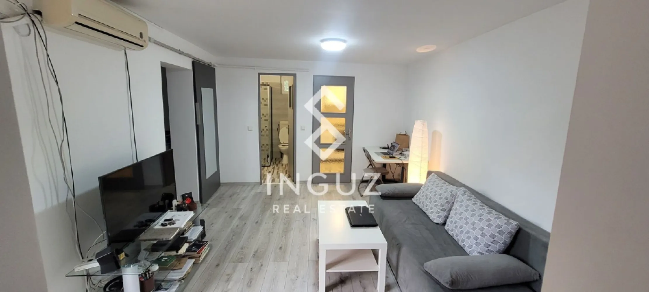 Apartament 2 camere de închiriat situat în zona Bulevardul Ferdinand I - Apartament 2 camere de închiriat situat în zona Bulevardul Ferdinand I. Preț: 400 €/lună Tip: apartament 2 camere Suprafață utilă: 42 m² Compartimentare: nedecomandat An construcție: după 2000 Etaj: parter Stare: bună, gata de mutare Descriere: Se oferă spre închiriere un apartament de 2 camere, situat într-o zonă accesibilă și bine conectată a orașului. Locuința are o suprafață de 42 m² și este compartimentată nedecomandat, oferind un spațiu eficient pentru locuit. Este potrivită pentru o persoană sau un cuplu. Apartamentul beneficiază de acces rapid către mijloace de transport în comun, magazine, farmacii, școli și alte facilități urbane. Poziționarea la parter oferă acces facil, fiind ideală inclusiv pentru persoane care preferă evitarea etajelor superioare. Dotări și avantaje: spațiu bine optimizat acces rapid la transport public zonă cu multiple puncte de interes ideal pentru locuire imediată potrivit pentru rezidențial pe termen lung Mențiuni: o lună chirie + o lună garanție. 50% Commission Contact: 0774017567 / 0724922092 Inguz Real Estate - انجاز العقارية Website: https://inguzrealestate.com }}