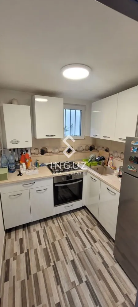 Apartament 2 camere de închiriat situat în zona Bulevardul Ferdinand I - Apartament 2 camere de închiriat situat în zona Bulevardul Ferdinand I. Preț: 400 €/lună Tip: apartament 2 camere Suprafață utilă: 42 m² Compartimentare: nedecomandat An construcție: după 2000 Etaj: parter Stare: bună, gata de mutare Descriere: Se oferă spre închiriere un apartament de 2 camere, situat într-o zonă accesibilă și bine conectată a orașului. Locuința are o suprafață de 42 m² și este compartimentată nedecomandat, oferind un spațiu eficient pentru locuit. Este potrivită pentru o persoană sau un cuplu. Apartamentul beneficiază de acces rapid către mijloace de transport în comun, magazine, farmacii, școli și alte facilități urbane. Poziționarea la parter oferă acces facil, fiind ideală inclusiv pentru persoane care preferă evitarea etajelor superioare. Dotări și avantaje: spațiu bine optimizat acces rapid la transport public zonă cu multiple puncte de interes ideal pentru locuire imediată potrivit pentru rezidențial pe termen lung Mențiuni: o lună chirie + o lună garanție. 50% Commission Contact: 0774017567 / 0724922092 Inguz Real Estate - انجاز العقارية Website: https://inguzrealestate.com }}