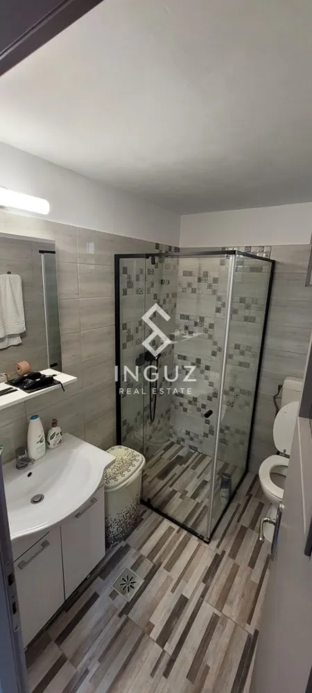 Apartament 2 camere de închiriat situat în zona Bulevardul Ferdinand I - Apartament 2 camere de închiriat situat în zona Bulevardul Ferdinand I. Preț: 400 €/lună Tip: apartament 2 camere Suprafață utilă: 42 m² Compartimentare: nedecomandat An construcție: după 2000 Etaj: parter Stare: bună, gata de mutare Descriere: Se oferă spre închiriere un apartament de 2 camere, situat într-o zonă accesibilă și bine conectată a orașului. Locuința are o suprafață de 42 m² și este compartimentată nedecomandat, oferind un spațiu eficient pentru locuit. Este potrivită pentru o persoană sau un cuplu. Apartamentul beneficiază de acces rapid către mijloace de transport în comun, magazine, farmacii, școli și alte facilități urbane. Poziționarea la parter oferă acces facil, fiind ideală inclusiv pentru persoane care preferă evitarea etajelor superioare. Dotări și avantaje: spațiu bine optimizat acces rapid la transport public zonă cu multiple puncte de interes ideal pentru locuire imediată potrivit pentru rezidențial pe termen lung Mențiuni: o lună chirie + o lună garanție. 50% Commission Contact: 0774017567 / 0724922092 Inguz Real Estate - انجاز العقارية Website: https://inguzrealestate.com }}