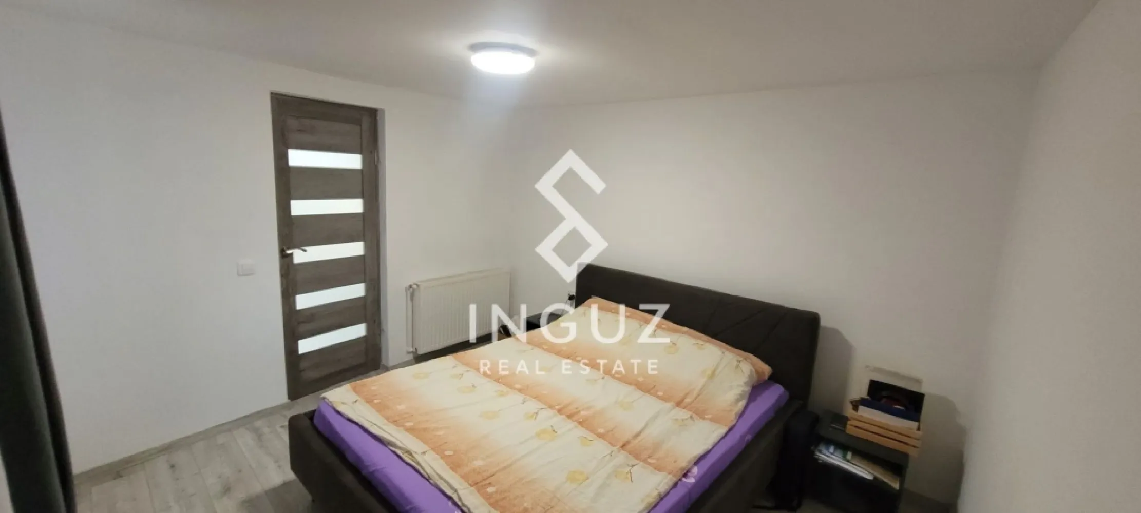 Apartament 2 camere de închiriat situat în zona Bulevardul Ferdinand I - Apartament 2 camere de închiriat situat în zona Bulevardul Ferdinand I. Preț: 400 €/lună Tip: apartament 2 camere Suprafață utilă: 42 m² Compartimentare: nedecomandat An construcție: după 2000 Etaj: parter Stare: bună, gata de mutare Descriere: Se oferă spre închiriere un apartament de 2 camere, situat într-o zonă accesibilă și bine conectată a orașului. Locuința are o suprafață de 42 m² și este compartimentată nedecomandat, oferind un spațiu eficient pentru locuit. Este potrivită pentru o persoană sau un cuplu. Apartamentul beneficiază de acces rapid către mijloace de transport în comun, magazine, farmacii, școli și alte facilități urbane. Poziționarea la parter oferă acces facil, fiind ideală inclusiv pentru persoane care preferă evitarea etajelor superioare. Dotări și avantaje: spațiu bine optimizat acces rapid la transport public zonă cu multiple puncte de interes ideal pentru locuire imediată potrivit pentru rezidențial pe termen lung Mențiuni: o lună chirie + o lună garanție. 50% Commission Contact: 0774017567 / 0724922092 Inguz Real Estate - انجاز العقارية Website: https://inguzrealestate.com }}