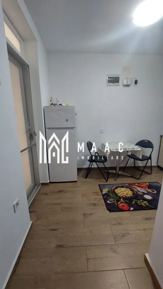 Garsonieră | Modernă | Complet utilată | Cartierul Arhitecților - MAAC Imobiliare vă propune spre vânzare o garsonieră practică și bine compartimentată, ideală pentru locuit sau investiție. Caracteristici principale • spațiu de locuit confortabil și eficient organizat • cameră luminoasă, cu finisaje moderne • pardoseală din gresie și pereți în culori neutre • mobilier contemporan Compartimentare și dotări • baie finisată cu faianță, dotată cu cabină de duș • bucătărie practică, cu design simplu și funcțional • încălzire în pardoseală Localizare și avantaje • amplasată într-o zonă urbană bine conectată • acces facil către magazine, școli, farmacii și restaurante • mijloace de transport în comun în apropiere • vedere către stradă Pentru mai multe detalii sau pentru programarea unei vizionări, vă rugăm să ne contactați și să menționați ID-ul proprietății: CP3033220. }}