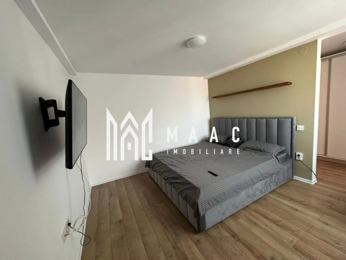 Casă modernă 3 camere | 2 băi | Panouri solare | Curte proprie | Șelimbăr - MAAC Imobiliare vă prezintă o casă modernă, eficientă energetic, situată în Șelimbăr, la doar 3 km de Shopping City Sibiu, ideală pentru o familie care își dorește confort și costuri reduse de întreținere. Imobilul are o suprafață utilă de 90 mp, este dispus pe parter și etaj, beneficiind de o curte proprie de aproximativ 40 mp și 2 locuri de parcare amenajate în fața casei. Compartimentare Parter Hol de acces Baie de serviciu Spațiu de depozitare Living cu bucătărie open-space Spațiu de depozitare sub scară Etaj Hol 2 dormitoare Baie spațioasă cu cadă Podul nu este mansardabil. Dotări și beneficii Panouri solare cu baterie – costuri reduse la utilități Centrală termică pe gaz Încălzire în pardoseală (bucătărie și baie etaj) Aer condiționat Bucătărie complet mobilată și utilată Locuința este construită în anul 2019 și se remarcă prin compartimentarea eficientă și dotările moderne, fiind pregătită pentru mutare imediată. Imobilul se predă partial mobilat. Pentru mai multe detalii și programarea unei vizionări, vă rugăm să ne contactați telefonic și să menționați CP3033485. }}