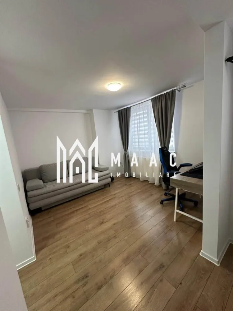 Casă modernă 3 camere | 2 băi | Panouri solare | Curte proprie | Șelimbăr - MAAC Imobiliare vă prezintă o casă modernă, eficientă energetic, situată în Șelimbăr, la doar 3 km de Shopping City Sibiu, ideală pentru o familie care își dorește confort și costuri reduse de întreținere. Imobilul are o suprafață utilă de 90 mp, este dispus pe parter și etaj, beneficiind de o curte proprie de aproximativ 40 mp și 2 locuri de parcare amenajate în fața casei. Compartimentare Parter Hol de acces Baie de serviciu Spațiu de depozitare Living cu bucătărie open-space Spațiu de depozitare sub scară Etaj Hol 2 dormitoare Baie spațioasă cu cadă Podul nu este mansardabil. Dotări și beneficii Panouri solare cu baterie – costuri reduse la utilități Centrală termică pe gaz Încălzire în pardoseală (bucătărie și baie etaj) Aer condiționat Bucătărie complet mobilată și utilată Locuința este construită în anul 2019 și se remarcă prin compartimentarea eficientă și dotările moderne, fiind pregătită pentru mutare imediată. Imobilul se predă partial mobilat. Pentru mai multe detalii și programarea unei vizionări, vă rugăm să ne contactați telefonic și să menționați CP3033485. }}