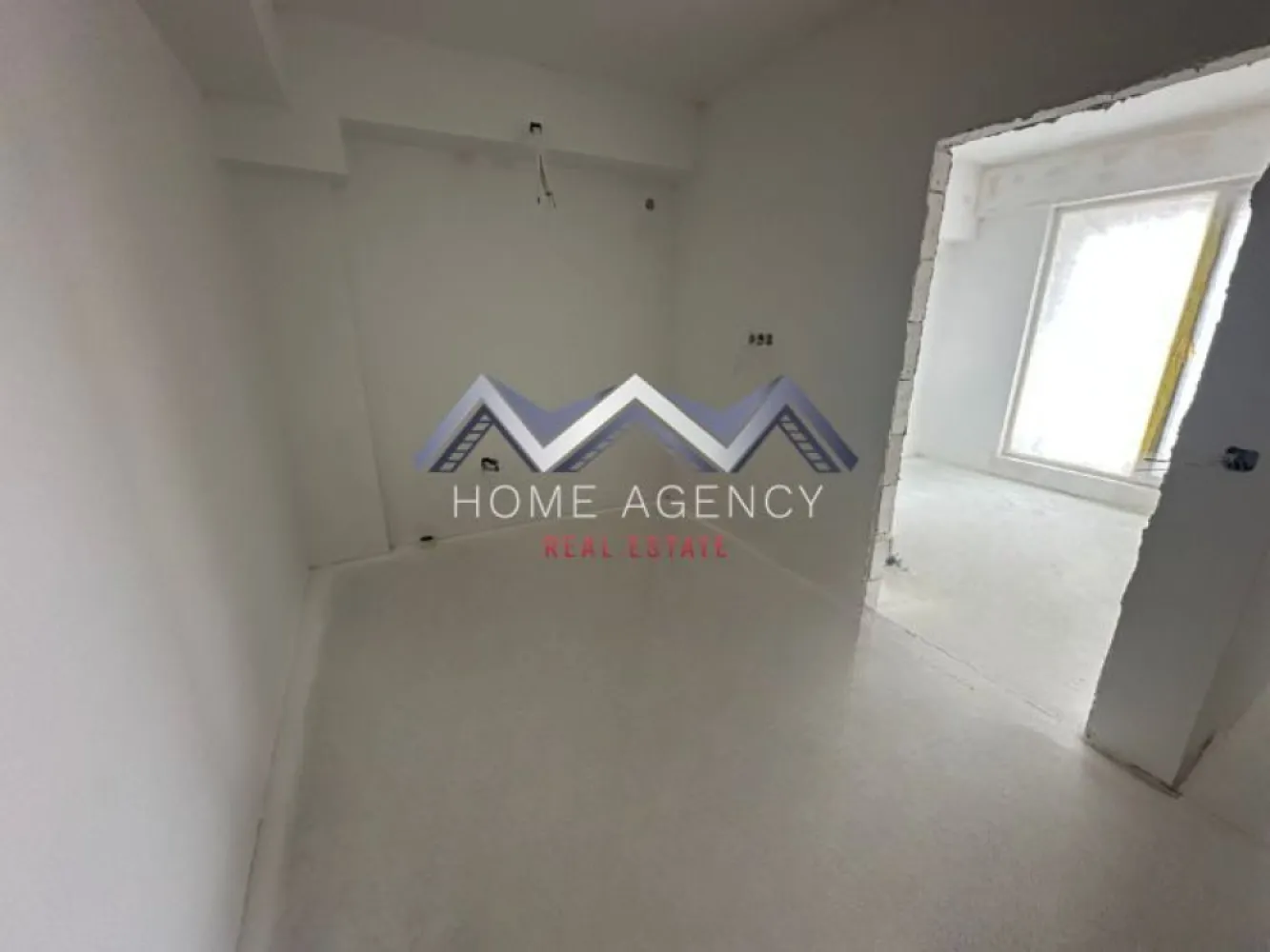 Garsonieră nouă, include parcare – ideal locuit/investiție - comision 0 - Vă propunem, spre vânzare, o garsonieră spațioasă, nouă, o alegere excelentă atât pentru o primă locuință, cât și pentru o investiție sigură, într-o zonă cu cerere constant ridicată din partea chiriașilor. Cu o suprafață utilă de 34,59 mp și un balcon de 4,81 mp, proprietatea oferă un spațiu bine proporționat, luminos și ușor de adaptat oricărui stil de amenajare. Faptul că este nemobilată reprezintă un avantaj real, permițând viitorului proprietar să o personalizeze complet sau să o pregătească rapid pentru închiriere, în funcție de obiectiv. Din punct de vedere compartimentare, beneficiază de un dormitor și o bucătărie retrasă care se poate închide, ambele cu acces spre balcon, precum și un living, o baie cu duș tip walk-in și multiple spații de depozitare. Amplasată la etajul 1/3, într-un ansamblu rezidențial intim, cu acces securizat, proprietatea oferă un mediu liniștit și plăcut – exact tipul de locuință căutat de chiriași. În plus, locul de parcare inclus aduce un plus de valoare și crește atractivitatea în cazul unei închirieri. Localizarea este unul dintre cele mai importante avantaje: situată în zona centrală din Otopeni, cu acces imediat la transportul în comun (Linia Albastră chiar la intrarea în complex), în apropiere de supermarketuri și centre comerciale (Mega Image, Lidl, Penny, viitoarea galerie Kaufland), dar și cu legături rapide către DN1, Aeroportul Henri Coandă și zona Pipera – puncte de interes major pentru potențialii chiriași. Prin poziționare, compartimentare și preț, această proprietate se evidențiază ca o oportunitate reală de investiție, într-o zonă în plină dezvoltare, cu randament foarte bun la închiriere. Prețul este ușor negociabil, nu se aplică TVA. Programează acum o vizionare! }}