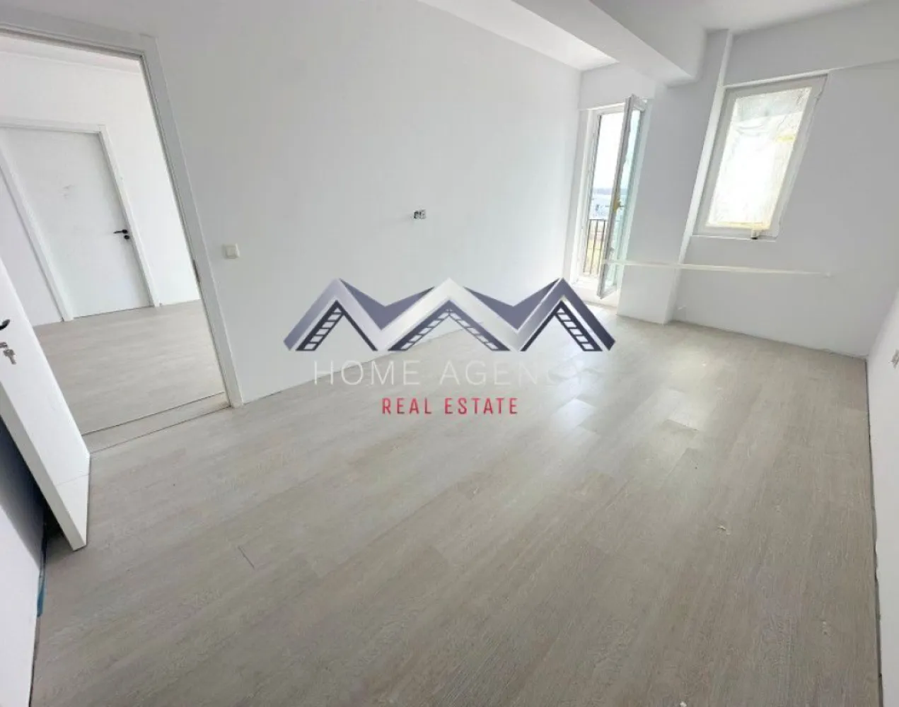 Apartament 3 camere Otopeni | parcare | TVA inclus - Vă propunem, spre vânzare, un apartament modern cu 3 camere, situat în Otopeni, într-un imobil nou, ideal atât pentru locuit, cât și pentru investiție sigură. Prețul este final, include TVA și un loc de parcare – comision 0%, achiziția realizându-se direct de la dezvoltator. Apartamentul se remarcă printr-o compartimentare eficientă și bine gândită. Zona de zi este spațioasă, luminoasă și aerisită, cu acces direct către balcon, fiind completată de o baie generoasă. Dormitoarele sunt poziționate separat pentru un plus de confort și intimitate. Dormitorul matrimonial beneficiază de baie proprie, cu cadă, și acces către balcon, iar cel de-al doilea dormitor, cu o suprafață utilă de 15 mp, este ideal pentru copii, oaspeți sau poate fi amenajat ca birou ori dressing. Locuința se predă „la cheie”, cu finisaje moderne și obiecte sanitare montate. În plus, dispune de centrală proprie, asigurând confort termic și costuri optimizate. Imobilul (D+P+3) este nou, racordat la toate utilitățile și amplasat într-o zonă liniștită, în plină dezvoltare. Beneficiază de străzi asfaltate, iluminat public și acces facil la transportul în comun, stația fiind chiar în fața complexului. Apartamentul este disponibil la etajele 2 și 3 și reprezintă o alegere excelentă pentru cei care își doresc o locuință modernă, bine compartimentată și luminoasă. Programează acum o vizionare! }}