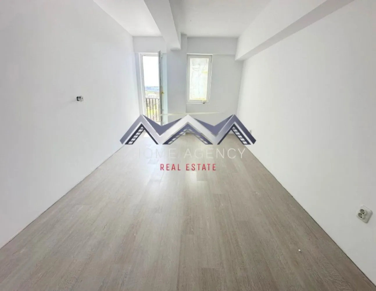 Apartament 3 camere Otopeni | parcare | TVA inclus - Vă propunem, spre vânzare, un apartament modern cu 3 camere, situat în Otopeni, într-un imobil nou, ideal atât pentru locuit, cât și pentru investiție sigură. Prețul este final, include TVA și un loc de parcare – comision 0%, achiziția realizându-se direct de la dezvoltator. Apartamentul se remarcă printr-o compartimentare eficientă și bine gândită. Zona de zi este spațioasă, luminoasă și aerisită, cu acces direct către balcon, fiind completată de o baie generoasă. Dormitoarele sunt poziționate separat pentru un plus de confort și intimitate. Dormitorul matrimonial beneficiază de baie proprie, cu cadă, și acces către balcon, iar cel de-al doilea dormitor, cu o suprafață utilă de 15 mp, este ideal pentru copii, oaspeți sau poate fi amenajat ca birou ori dressing. Locuința se predă „la cheie”, cu finisaje moderne și obiecte sanitare montate. În plus, dispune de centrală proprie, asigurând confort termic și costuri optimizate. Imobilul (D+P+3) este nou, racordat la toate utilitățile și amplasat într-o zonă liniștită, în plină dezvoltare. Beneficiază de străzi asfaltate, iluminat public și acces facil la transportul în comun, stația fiind chiar în fața complexului. Apartamentul este disponibil la etajele 2 și 3 și reprezintă o alegere excelentă pentru cei care își doresc o locuință modernă, bine compartimentată și luminoasă. Programează acum o vizionare! }}