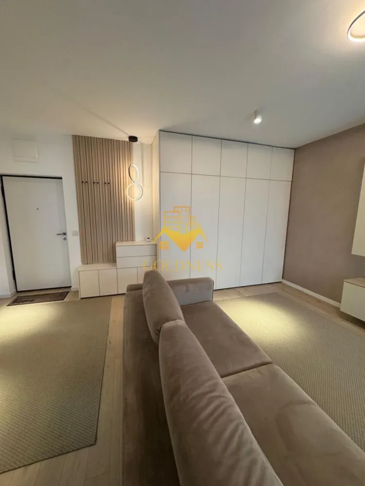 2 camere LUX, Semi Central, Gradina, Record Park, Parcare, The Office - GOLDNESS Imobiliare vă propune spre închiriere un apartament cu 2 camere complet mobilat și utilat, la Parter într-un imobil de 5 etaje, situat Semi Central în complex rezidențial Record Park. Dispune de loc de parcare subterana. Se află în apropierea stațiilor de transport în comun, magazine, restaurante, spații verzi, farmacii, etc. Apartamentul este compartimentat astfel: - dormitor cu pat matrimonial, dressing, noptiere - living cu canapea extensibilă - bucătărie complet open space utilată și mobilată, loc de servit masa - baie cu cabina de dus, calorifer port prosop și dulap pentru depozitare. - gradina privata 77 mp. Imobilul este dotat cu toate cele necesare- centrală pe imobil cu contorizare separată, frigider, aragaz, hotă, mașină de spălat haine și vase, etc. Dacă sunteți interesați de acest apartament și doriți să îl vizionați, dar și pentru alte oferte nu ezitați să ne contactați telefonic sau prin e-mail. Vă stăm la dispoziție! Pentru intermediere se percepe un comision de 50% din prețul chiriei! }}