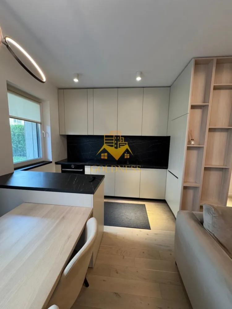 2 camere LUX, Semi Central, Gradina, Record Park, Parcare, The Office - GOLDNESS Imobiliare vă propune spre închiriere un apartament cu 2 camere complet mobilat și utilat, la Parter într-un imobil de 5 etaje, situat Semi Central în complex rezidențial Record Park. Dispune de loc de parcare subterana. Se află în apropierea stațiilor de transport în comun, magazine, restaurante, spații verzi, farmacii, etc. Apartamentul este compartimentat astfel: - dormitor cu pat matrimonial, dressing, noptiere - living cu canapea extensibilă - bucătărie complet open space utilată și mobilată, loc de servit masa - baie cu cabina de dus, calorifer port prosop și dulap pentru depozitare. - gradina privata 77 mp. Imobilul este dotat cu toate cele necesare- centrală pe imobil cu contorizare separată, frigider, aragaz, hotă, mașină de spălat haine și vase, etc. Dacă sunteți interesați de acest apartament și doriți să îl vizionați, dar și pentru alte oferte nu ezitați să ne contactați telefonic sau prin e-mail. Vă stăm la dispoziție! Pentru intermediere se percepe un comision de 50% din prețul chiriei! }}