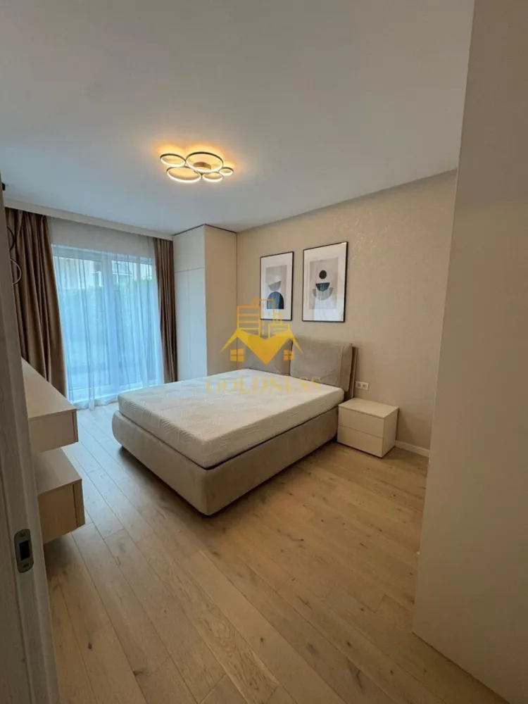 2 camere LUX, Semi Central, Gradina, Record Park, Parcare, The Office - GOLDNESS Imobiliare vă propune spre închiriere un apartament cu 2 camere complet mobilat și utilat, la Parter într-un imobil de 5 etaje, situat Semi Central în complex rezidențial Record Park. Dispune de loc de parcare subterana. Se află în apropierea stațiilor de transport în comun, magazine, restaurante, spații verzi, farmacii, etc. Apartamentul este compartimentat astfel: - dormitor cu pat matrimonial, dressing, noptiere - living cu canapea extensibilă - bucătărie complet open space utilată și mobilată, loc de servit masa - baie cu cabina de dus, calorifer port prosop și dulap pentru depozitare. - gradina privata 77 mp. Imobilul este dotat cu toate cele necesare- centrală pe imobil cu contorizare separată, frigider, aragaz, hotă, mașină de spălat haine și vase, etc. Dacă sunteți interesați de acest apartament și doriți să îl vizionați, dar și pentru alte oferte nu ezitați să ne contactați telefonic sau prin e-mail. Vă stăm la dispoziție! Pentru intermediere se percepe un comision de 50% din prețul chiriei! }}