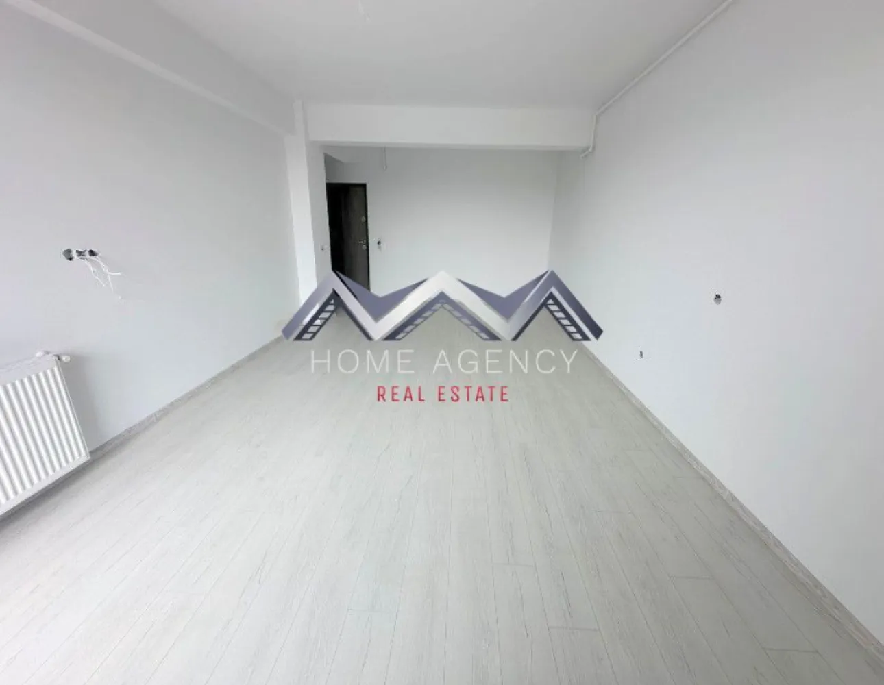 Apartament de vânzare Otopeni – parcare și TVA incluse - Descoperă un apartament cu 2 camere foarte spațios, situat într-un ansamblu rezidențial nou din Otopeni — ideal pentru locuit, cu acces rapid către București și facilități moderne incluse. Compartimentarea este foarte funcțională: zonă de zi open-space, hol, acces spre balcon din ambele camere – atât din living, cât și din dormitor și baie spațioasă. Apartamentele se predau la cheie, cu finisaje moderne, baie complet echipată (gresie, faianță, obiecte sanitare) și centrală termică proprie. Poți alege poziționarea care se potrivește cel mai bine stilului tău de viață. Avantaje cheie: - Apartamente foarte spațioase și ușor de amenajat - Finisaje complete, baie utilată, centrală proprie – predare la cheie, racordat la toate utilitățile publice - Comision 0% – achiziție direct de la dezvoltator - 1 loc de parcare inclus - Mai multe disponibilități, în funcție de preferințe - Poziționare excelentă în Otopeni, cu acces rapid la DN1, Aeroportul Henri Coandă, centre comerciale și mijloace de transport Prețul afișat este final, include TVA! Programează acum o vizionare! }}