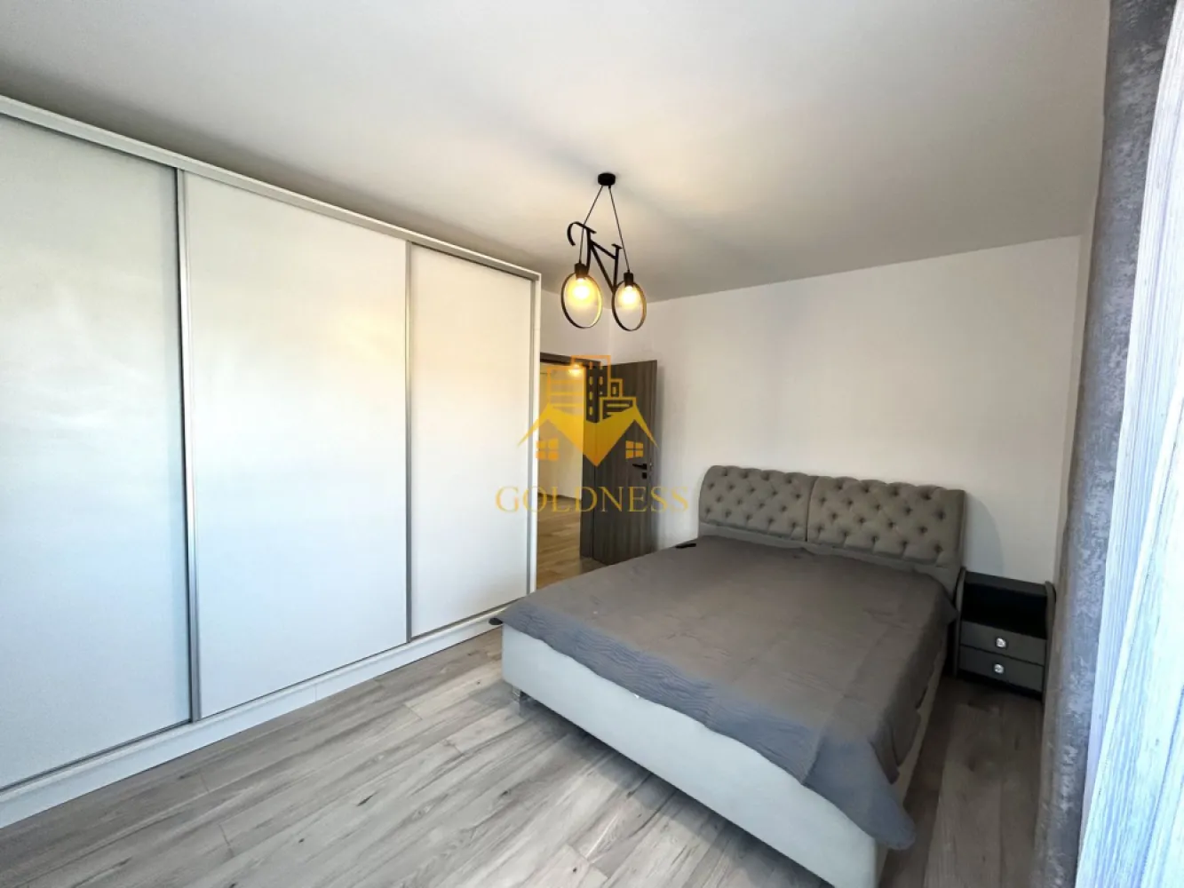 2 camere, Modern, Parcare, Mega Image, Zona Florilor, Floresti - GOLDNESS Imobiliare vă propune spre închiriere un apartament cu 2 camere complet mobilat și utilat, la etajul 1 într-un imobil de 3 etaje, situat în Floresti. Dispune de loc de parcare! Se află în apropierea stațiilor de transport în comun, magazine, restaurante, spații verzi, farmacii, etc. Apartamentul este compartimentat astfel: - dormitor cu pat matrimonial, dressing generos, noptiere, smart tv - camera tip living cu canapea extensibila, comoda tv, smart tv, dulap - bucatarie complet utilată și mobilată, loc de servit masa - baie cu cada, calorifer port prosop și dulap pentru depozitare, masina de spalat haine - terasa de 16 mp. Imobilul este dotat cu toate cele necesare- centrală proprie, frigider, aragaz, hotă, mașină de spălat haine si vase, doua smart tv-uri, etc. Dacă sunteți interesați de acest apartament și doriți să îl vizionați, dar și pentru alte oferte nu ezitați să ne contactați telefonic sau prin e-mail. Vă stăm la dispoziție! Pentru intermediere se percepe un comision de 50% din prețul chiriei! }}