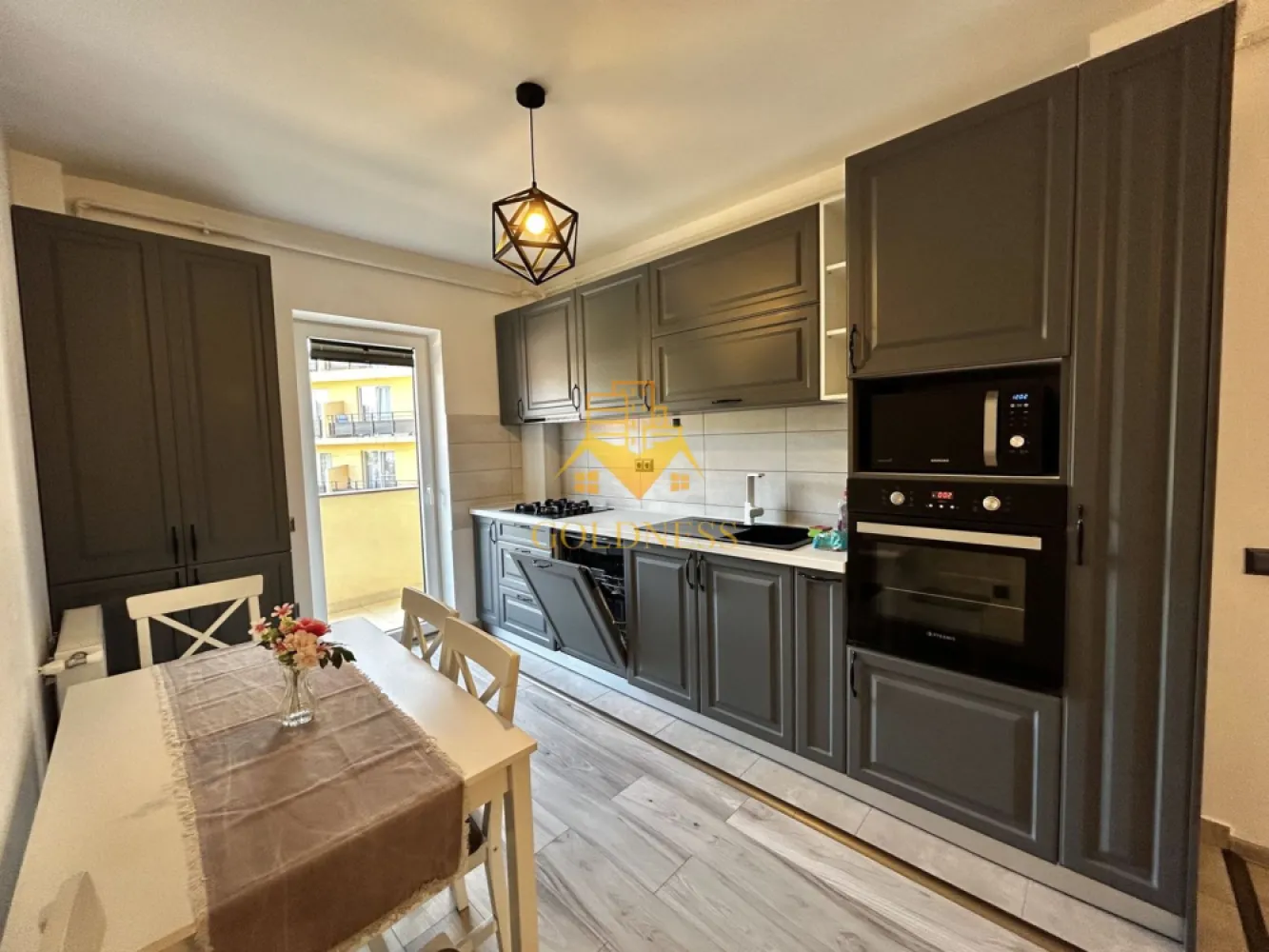 2 camere, Modern, Parcare, Mega Image, Zona Florilor, Floresti - GOLDNESS Imobiliare vă propune spre închiriere un apartament cu 2 camere complet mobilat și utilat, la etajul 1 într-un imobil de 3 etaje, situat în Floresti. Dispune de loc de parcare! Se află în apropierea stațiilor de transport în comun, magazine, restaurante, spații verzi, farmacii, etc. Apartamentul este compartimentat astfel: - dormitor cu pat matrimonial, dressing generos, noptiere, smart tv - camera tip living cu canapea extensibila, comoda tv, smart tv, dulap - bucatarie complet utilată și mobilată, loc de servit masa - baie cu cada, calorifer port prosop și dulap pentru depozitare, masina de spalat haine - terasa de 16 mp. Imobilul este dotat cu toate cele necesare- centrală proprie, frigider, aragaz, hotă, mașină de spălat haine si vase, doua smart tv-uri, etc. Dacă sunteți interesați de acest apartament și doriți să îl vizionați, dar și pentru alte oferte nu ezitați să ne contactați telefonic sau prin e-mail. Vă stăm la dispoziție! Pentru intermediere se percepe un comision de 50% din prețul chiriei! }}