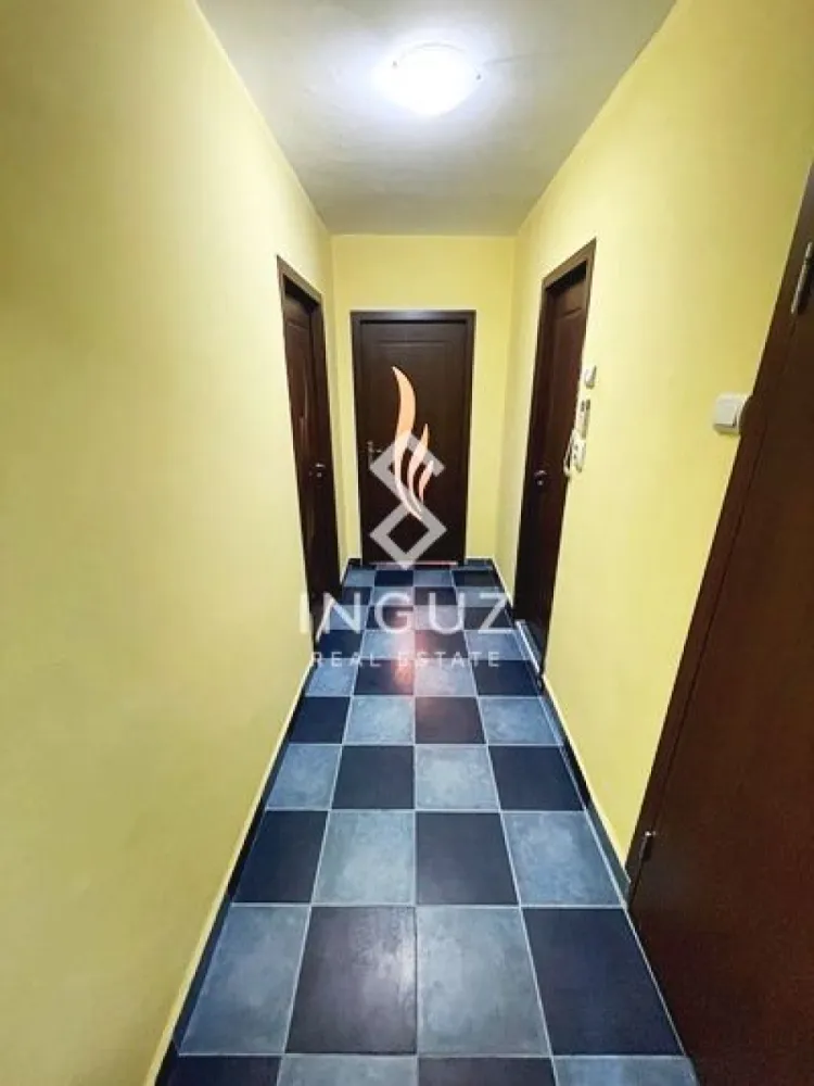 Apartament 2 camere de închiriat | Decomandat | Vitan – Calea Vitan | - Apartament 2 camere de închiriat | Decomandat | Vitan – Calea Vitan | Sector 3 Preț: 480 EUR (Negociabil) Apartament spațios, complet mobilat și utilat, situat într-o zonă foarte bine conectată din Vitan, în apropiere de Auchan și la distanță de mers pe jos de stațiile de metrou. Detalii proprietate: • Suprafață utilă: 65 mp • Compartimentare decomandată • Etaj 4 (bloc cu lift) • An construcție: 1982 (reabilitat termic) • 1 baie | 1 balcon | spațiu de depozitare Complet utilat: • Aer condiționat • Mașină de spălat • Frigider cu congelator • Cuptor cu microunde și aragaz • Fier de călcat și aspirator • Aparat de curățat cu aburi • Sistem home cinema 5.1 • Televizoare în living, dormitor și bucătărie Localizare: • 10–12 minute de mers pe jos până la metrou Dristor și Mihai Bravu • 1–2 minute până la STB • 4–5 minute până la tramvaiele 19 și 34 • 2–3 minute până la Auchan și Mega Image • 7–10 minute până la Lidl și Kaufland • 10 minute până la ParkLake Mall și Parcul IOR Avantaje: • Apartament liniștit (vedere pe spatele blocului) • Ideal pentru închiriere pe termen lung • Disponibil imediat Condiții: • Nu se acceptă animale de companie • 1 lună garanție + 1 lună chirie • Contract înregistrat la ANAF Inguz Real Estate +40 774 017 567 +40 724 922 092 info.inguzrealestate.com }}