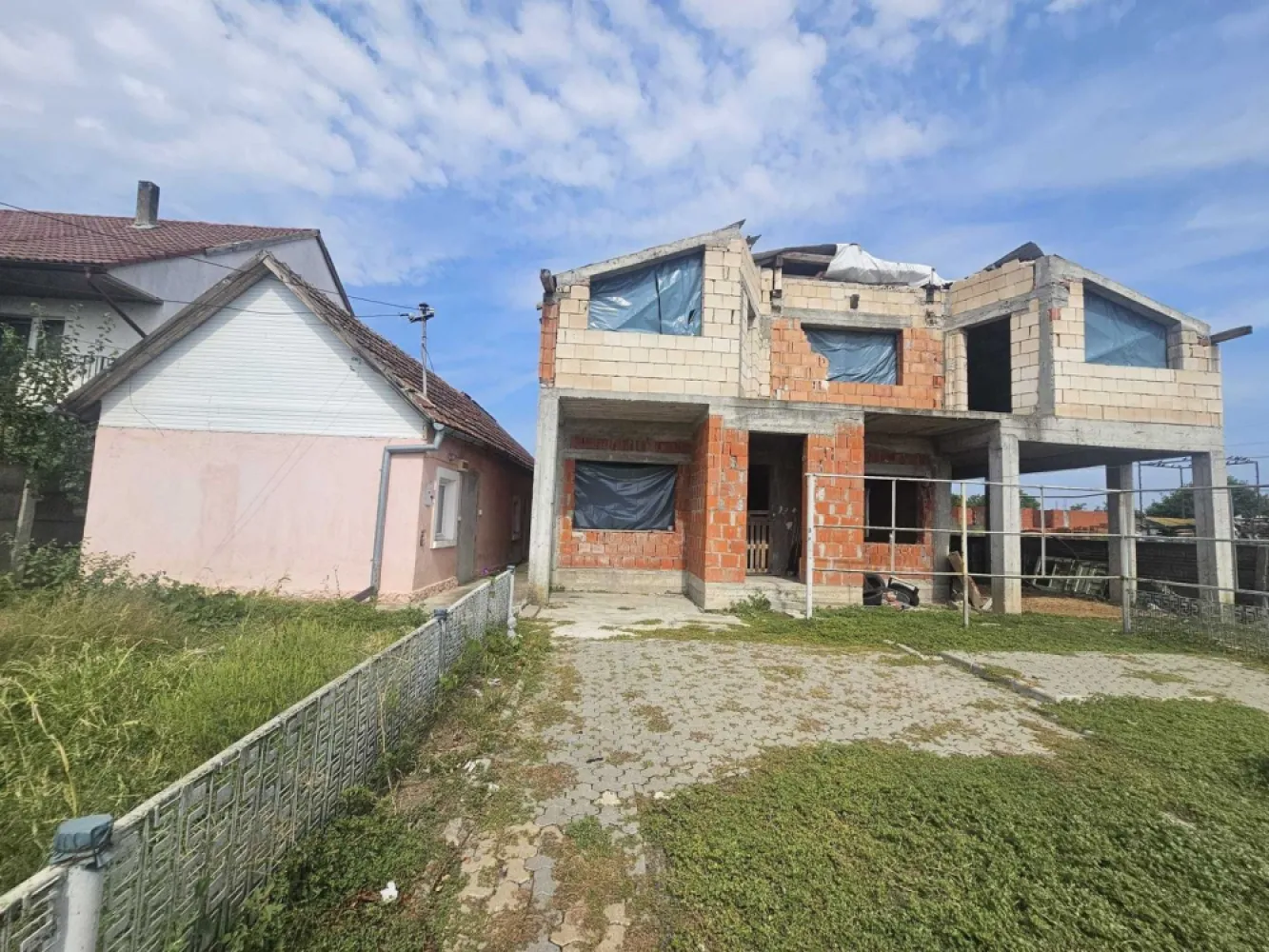 BRASADAS vinde casa la rosu + casa veche teren 14 ari Blaga. - Agentia Imobiliara BRASADAS vinde casa veche so o casa in rosu tip P+M in zona Lucian Blaga, racordata la curent si apa. Pe teren se afla o casa batraneasca, si o casa la rosu P+M asa cum se vede si in poze. Suprafata terenului este de 1439 mp. Accesul este la drum asfaltat. Pentru orice alte informatii nu ezitati sa ma contactati. Front stradal: 20m. Www.brasadas.com. }}