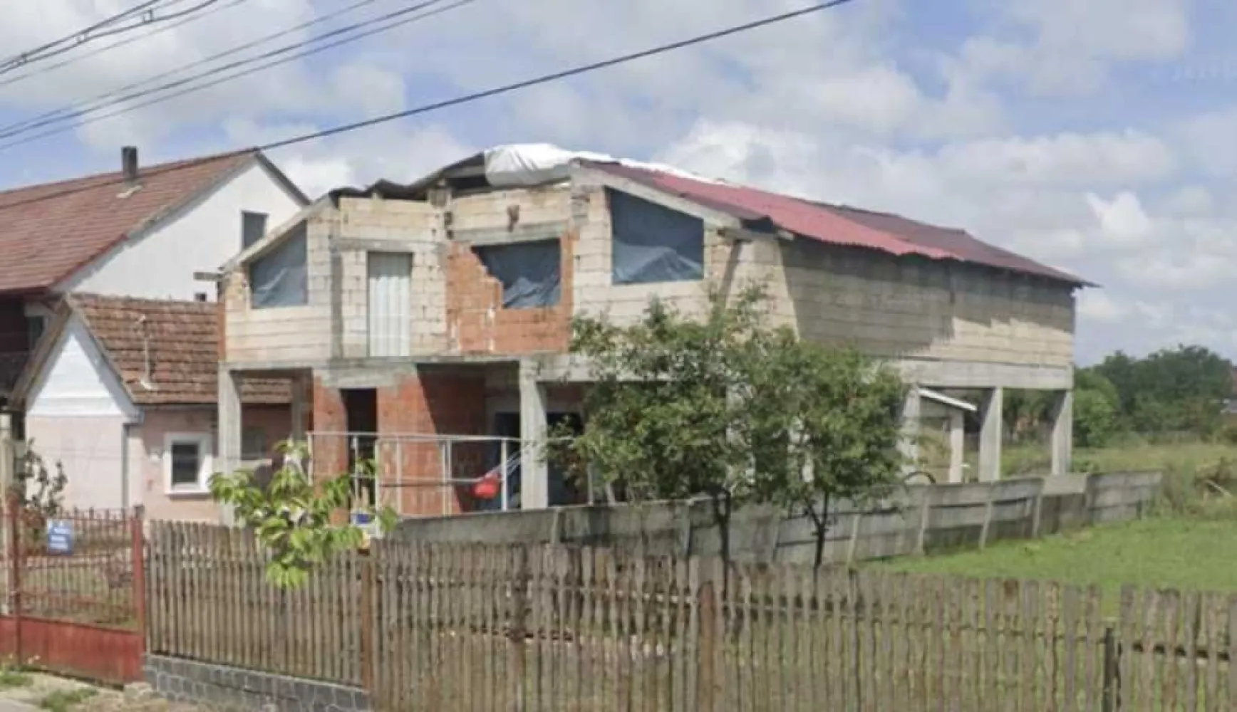 BRASADAS vinde casa la rosu + casa veche teren 14 ari Blaga. - Agentia Imobiliara BRASADAS vinde casa veche so o casa in rosu tip P+M in zona Lucian Blaga, racordata la curent si apa. Pe teren se afla o casa batraneasca, si o casa la rosu P+M asa cum se vede si in poze. Suprafata terenului este de 1439 mp. Accesul este la drum asfaltat. Pentru orice alte informatii nu ezitati sa ma contactati. Front stradal: 20m. Www.brasadas.com. }}