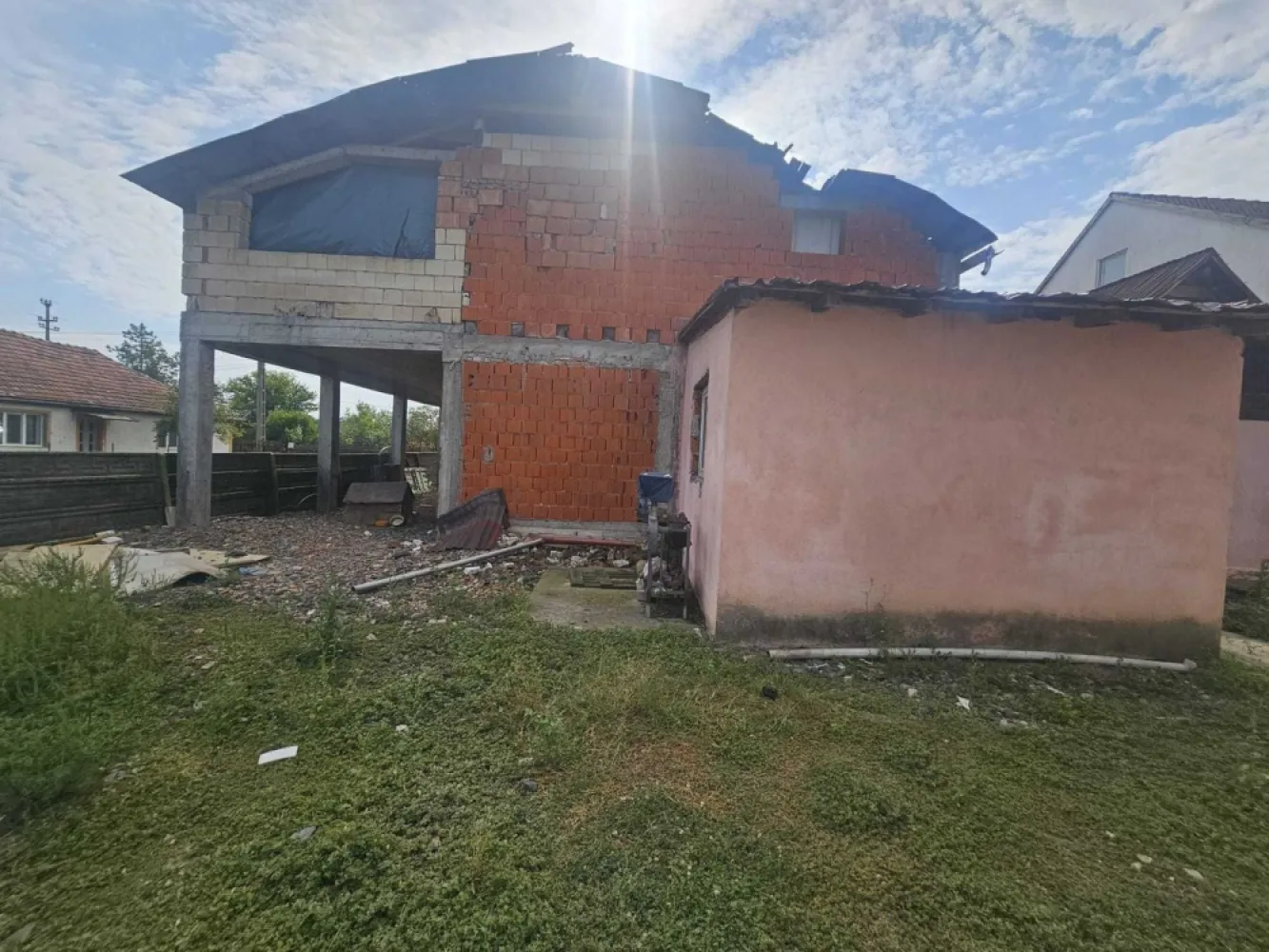 BRASADAS vinde casa la rosu + casa veche teren 14 ari Blaga. - Agentia Imobiliara BRASADAS vinde casa veche so o casa in rosu tip P+M in zona Lucian Blaga, racordata la curent si apa. Pe teren se afla o casa batraneasca, si o casa la rosu P+M asa cum se vede si in poze. Suprafata terenului este de 1439 mp. Accesul este la drum asfaltat. Pentru orice alte informatii nu ezitati sa ma contactati. Front stradal: 20m. Www.brasadas.com. }}