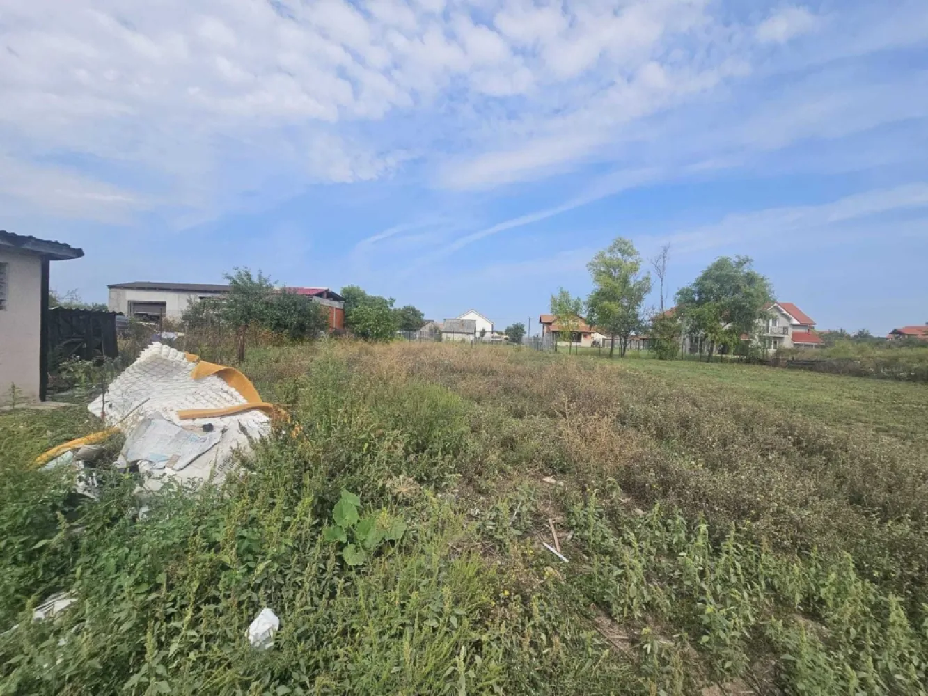 BRASADAS vinde casa la rosu + casa veche teren 14 ari Blaga. - Agentia Imobiliara BRASADAS vinde casa veche so o casa in rosu tip P+M in zona Lucian Blaga, racordata la curent si apa. Pe teren se afla o casa batraneasca, si o casa la rosu P+M asa cum se vede si in poze. Suprafata terenului este de 1439 mp. Accesul este la drum asfaltat. Pentru orice alte informatii nu ezitati sa ma contactati. Front stradal: 20m. Www.brasadas.com. }}