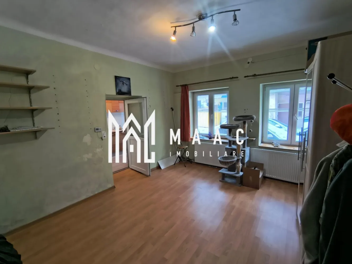 Apartament 1 camera | 28 MP | Mobilat | Pivnita | Central - MAAC Imobiliare vă prezintă spre vânzare un apartament cu 1 cameră, situat ultracentral în Sibiu, în apropiere de Podul Minciunilor. Caracteristici: Apartament decomandat cu 1 cameră. Suprafață utilă de aproximativ 28 mp. Curte mare, comună. Posibilitate de loc de parcare în curte. Apartamentul dispune și de pivniță. Compartimentare: Bucătărie separată. Baie. Cămară pentru depozitare. Cameră principală. Dotări și utilități: Centrală termică proprie. Ferestre și uși termopan. Utilități separate. Stare și renovare: Apartamentul necesită renovare. Ultima renovare a fost realizată în anul 2017. Actele sunt pregătite pentru vânzare. Posibilitate extindere: La cerere se poate achiziționa și apartamentul alăturat. Proprietățile au CF-uri și utilități separate. Avantaje locație și investiție: Poziționare excelentă, în centrul istoric al orașului. La câțiva pași de restaurante, cafenele, atracții turistice și puncte culturale. Ideal pentru investiție, în special pentru închiriere pe termen lung sau în regim hotelier. Pentru mai multe detalii precizati telefonic ca ati vazut anuntul cu ID: CP2953387
