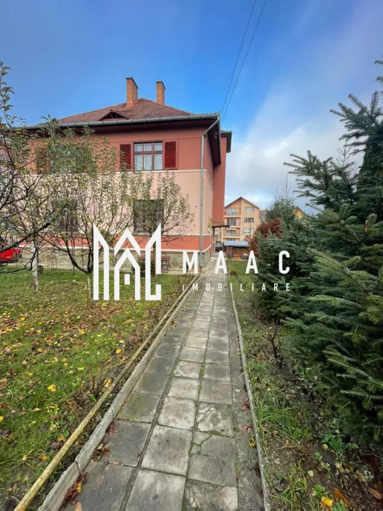 Apartament 2 Camere I 40 mp I Demisol I Zonă Premium I Ștrand - MAAC Imobiliare – Apartament 2 camere, 40 mp, demisol, zonă premium Ștrand – Str. Cristian / Litovoi Vodă MAAC Imobiliare propune spre vânzare un apartament cu 2 camere situat într-una dintre cele mai apreciate și căutate zone ale Sibiului, în cartierul Ștrand, chiar lângă Parcul Cristianului. Proprietatea se află într-o casă cu regim de înălțime P+1 și beneficiază de curte comună (cotă parte), oferind un plus de intimitate și un stil de locuire rar întâlnit pe piață. Apartamentul are o suprafață utilă de 40 mp și este compus din living, dormitor, bucătărie și baie. Compartimentarea este semidecomandată. Imobilul necesită renovare completă, ceea ce permite noilor proprietari să-l personalizeze integral după propriul gust, fie pentru locuire, fie pentru închiriere. Caracteristici principale Suprafață utilă: 40 mp Compartimentare: semidecomandat Camere: living, dormitor, bucătărie, baie Nivel: demisol Tip imobil: casă (P+1) Curte: comună, în cotă parte Stare: necesită renovare totală Avantaje și argumente de achiziție Localizare excelentă, într-o zonă matură și extrem de bine cotată Acces imediat la școli, licee, magazine, farmacii Stații de autobuz la câteva minute de mers pe jos Aproape de centru și de puncte de interes importante din oraș Ideal pentru investiție: se pretează pentru închiriere în regim clasic sau ca locuință personală Curte comună care oferă o atmosferă liniștită și un mod de viață diferit de cel al blocurilor standard Proprietatea reprezintă o oportunitate rară în zona Ștrand, combinând avantajele locuirii la casă cu proximitatea tuturor facilităților urbane. Necesitatea renovării permite o reconfigurare completă și o transformare în funcție de preferințe, fie pentru uz propriu, fie ca investiție profitabilă. Pentru detalii suplimentare, consultanță sau programarea unei vizionări, vă rugăm să ne contactați specificând ID: CP2802675. }}