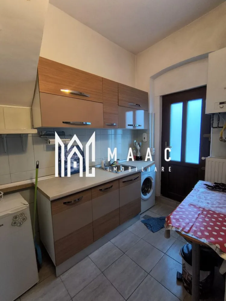 Apartament 1 camera | 28 MP | Mobilat | Pivnita | Central - MAAC Imobiliare vă prezintă spre vânzare un apartament cu 1 cameră, situat ultracentral în Sibiu, în apropiere de Podul Minciunilor. Caracteristici: Apartament decomandat cu 1 cameră. Suprafață utilă de aproximativ 28 mp. Curte mare, comună. Posibilitate de loc de parcare în curte. Apartamentul dispune și de pivniță. Compartimentare: Bucătărie separată. Baie. Cămară pentru depozitare. Cameră principală. Dotări și utilități: Centrală termică proprie. Ferestre și uși termopan. Utilități separate. Stare și renovare: Apartamentul necesită renovare. Ultima renovare a fost realizată în anul 2017. Actele sunt pregătite pentru vânzare. Posibilitate extindere: La cerere se poate achiziționa și apartamentul alăturat. Proprietățile au CF-uri și utilități separate. Avantaje locație și investiție: Poziționare excelentă, în centrul istoric al orașului. La câțiva pași de restaurante, cafenele, atracții turistice și puncte culturale. Ideal pentru investiție, în special pentru închiriere pe termen lung sau în regim hotelier. Pentru mai multe detalii precizati telefonic ca ati vazut anuntul cu ID: CP2953387