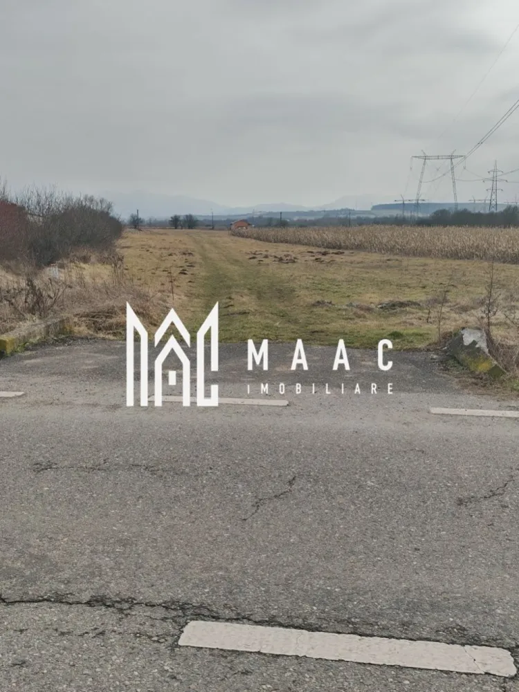 Teren 2.600mp | Extravilan | Mohu - MAAC Imobiliare vă propune spre vânzare un teren extravilan situat în Mohu, județul Sibiu, cu acces direct din drumul principal. Terenul are o suprafață totală de 2.600 mp, cu o deschidere la stradă de 20 m și o lungime de aproximativ 130 m, oferind un front generos și multiple posibilități de utilizare. Caracteristici: Acces direct din drum principal Acces auto foarte bun Utilități în apropiere (curent, gaz) Zonă liniștită Potențial bun pentru investiție Acte în regulă Pentru mai multe detalii specificati ca ati vazut anuntul cu ID:CP2914296 }}